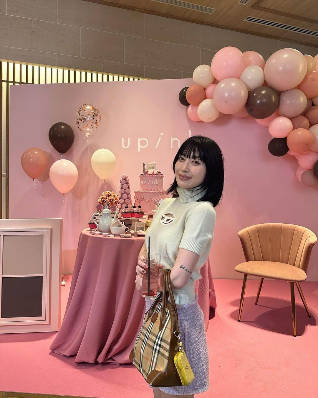 のインスタグラム：「@upink__official @yukikashiwagi_official  ゆきりんさんのコスメブランドの新作発表会でした🎀💘 アイシャドウもリップも女の子って感じで本当に質感もよくてデートの日に使いたいコスメでやんす🧸 ゆきりんさんのメイクテクニックも直接お聞きできて贅沢な時間でした🫶🏻 生ゆきりん様は本当激かわで私の青春引き続きでした💎」