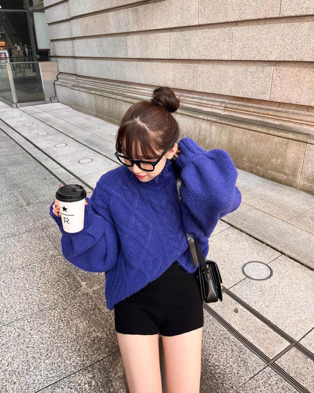 びすこさんのインスタグラム写真 - (びすこInstagram)「blue knit🐈‍⬛💙  blueもめちゃめちゃ可愛いの〜!! ラフにお団子と眼鏡で  オーバーサイズ×mini丈、大好きな組み合わせ🙋🏻  detailはblueの方が見えやすいと思うので詳しく見て見てください〜♡♡」10月27日 20時14分 - na56482n