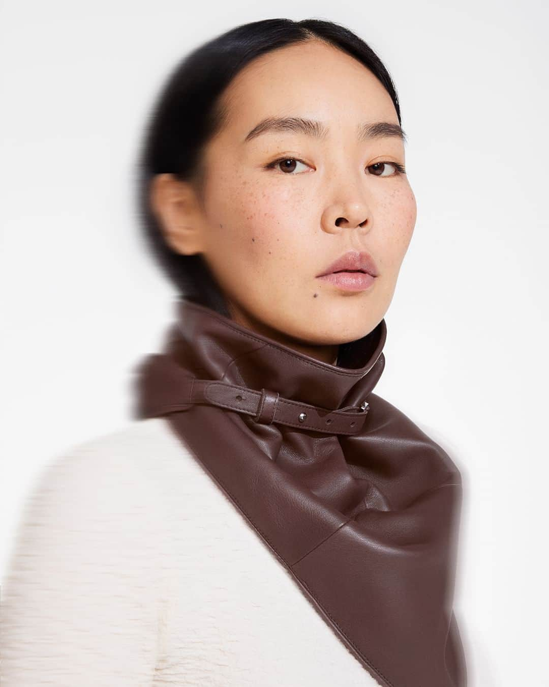 カミーユフォルネのインスタグラム：「Camille Fournet's leather scarf is an original and affirmative piece, delighted in the attractiveness of this newest style.   #CamilleFournet  #カミーユフォルネ #LeatherScarf #AW23 #SavoirFaire #MadeInFrance Stylisme: @clemencecahu Photo: @cedricviollet」