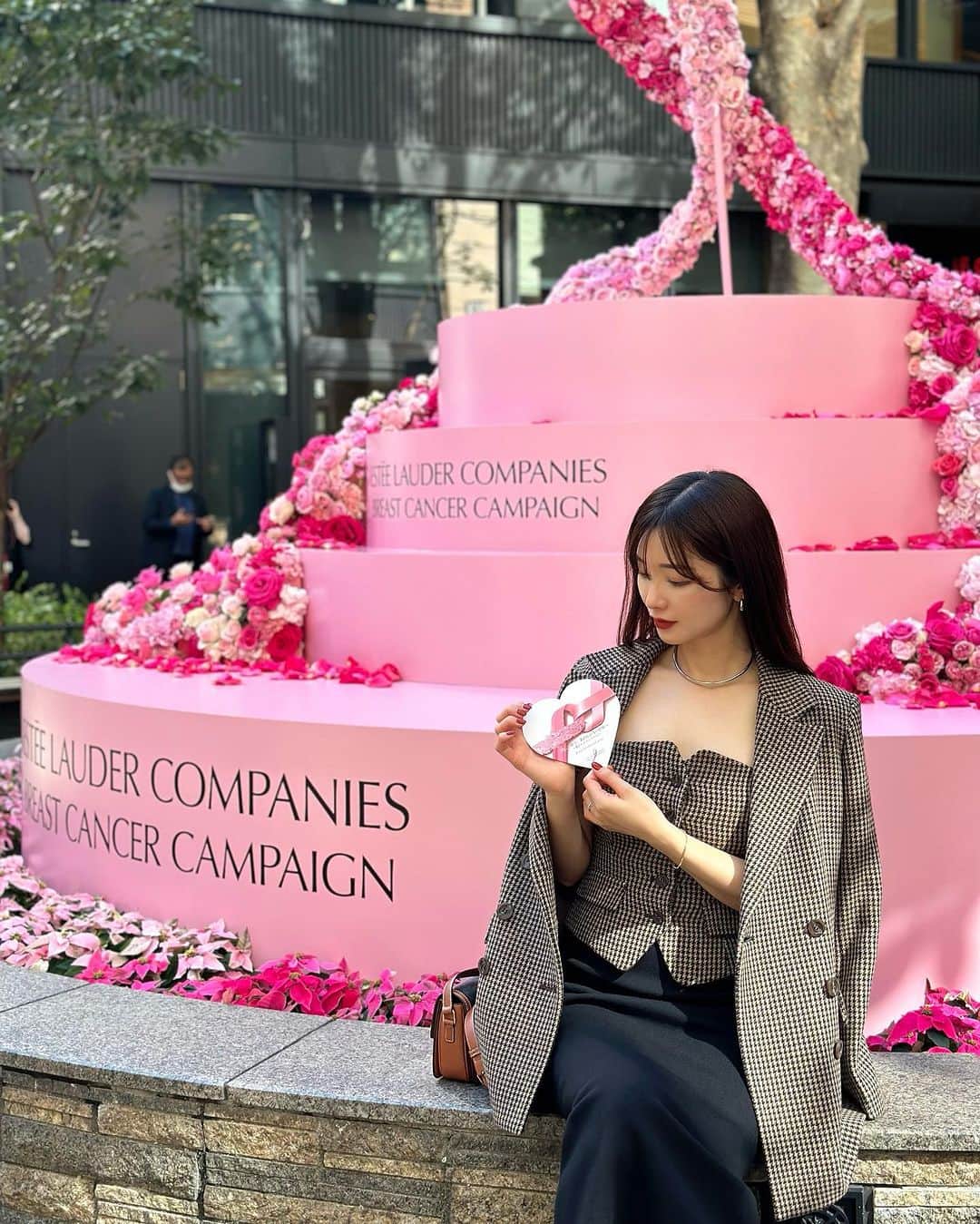 金城ゆきさんのインスタグラム写真 - (金城ゆきInstagram)「. ELCジャパン様から🎀乳がんキャンペーンイベント🎀にご招待いただき行ってきました。  エスティ ローダー カンパニーズは毎年10月を「乳がんキャンペーン」月間と定め、ピンクのリボンをシンボルとして、乳がんのない世界実現のための情報発信や、支援製品の収益金による寄付活動を通じて、乳がん研究をサポートしているんです✒️  私自身も普段なかなか意識する事がなくて、検診も一度だけ2.3年前に行ったきりなのだけど、こういうイベントをきっかけにみなさんにも改めて意識してもらうことって本当に大事だし、ぜひ検診してもらいたいと思います(自己検診もとっても簡単です)!!  今年は10月26日から11月1日まで、乳がんに対する意識を高めるための美しいきっかけとして、丸の内ブリックスクエアでPINK ME MARUNOUCHIを開催しています🩷  とても素敵なフラワーインスタレーションやバルーンの配布があったり🎈そして今回、アカウントのメンションとハッシュタグ2種全てをつけてインスタグラムにフィード投稿すると、1投稿につきエスティ ローダー カンパニーズから乳がん支援団体へ2,500円寄付されるとの事😌  とても素敵なイベントなのでぜひみなさん足を運んで参加してみてください💕  #PR #TimeToEndBreastCancer #乳がんのない世界へ」10月27日 20時16分 - yukikaneshiro
