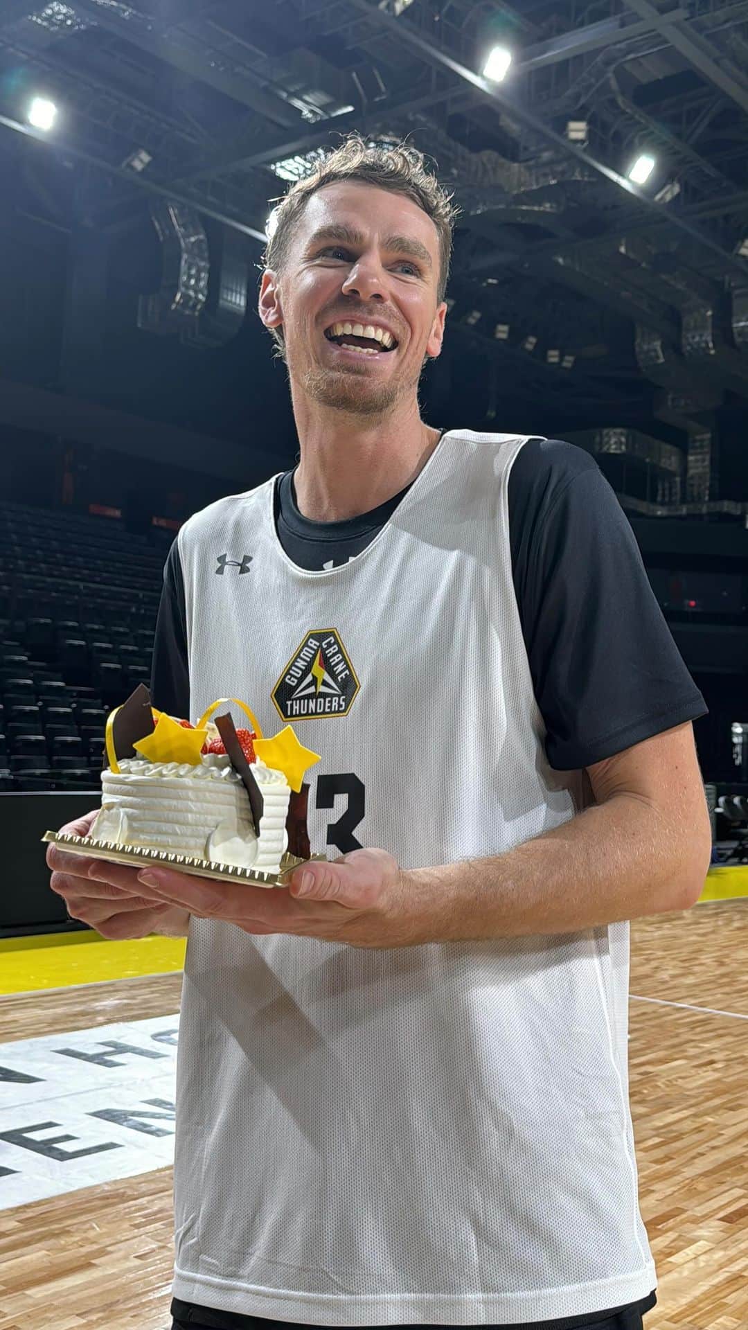のインスタグラム：「チームに合流したばかりの #エリック・マーフィー 選手の誕生日をお祝い🎉  明日から最高の週末にしましょう⚡️  Happy birthday, Erik🎂  #群馬クレインサンダーズ #BEBOLD #Bリーグ」