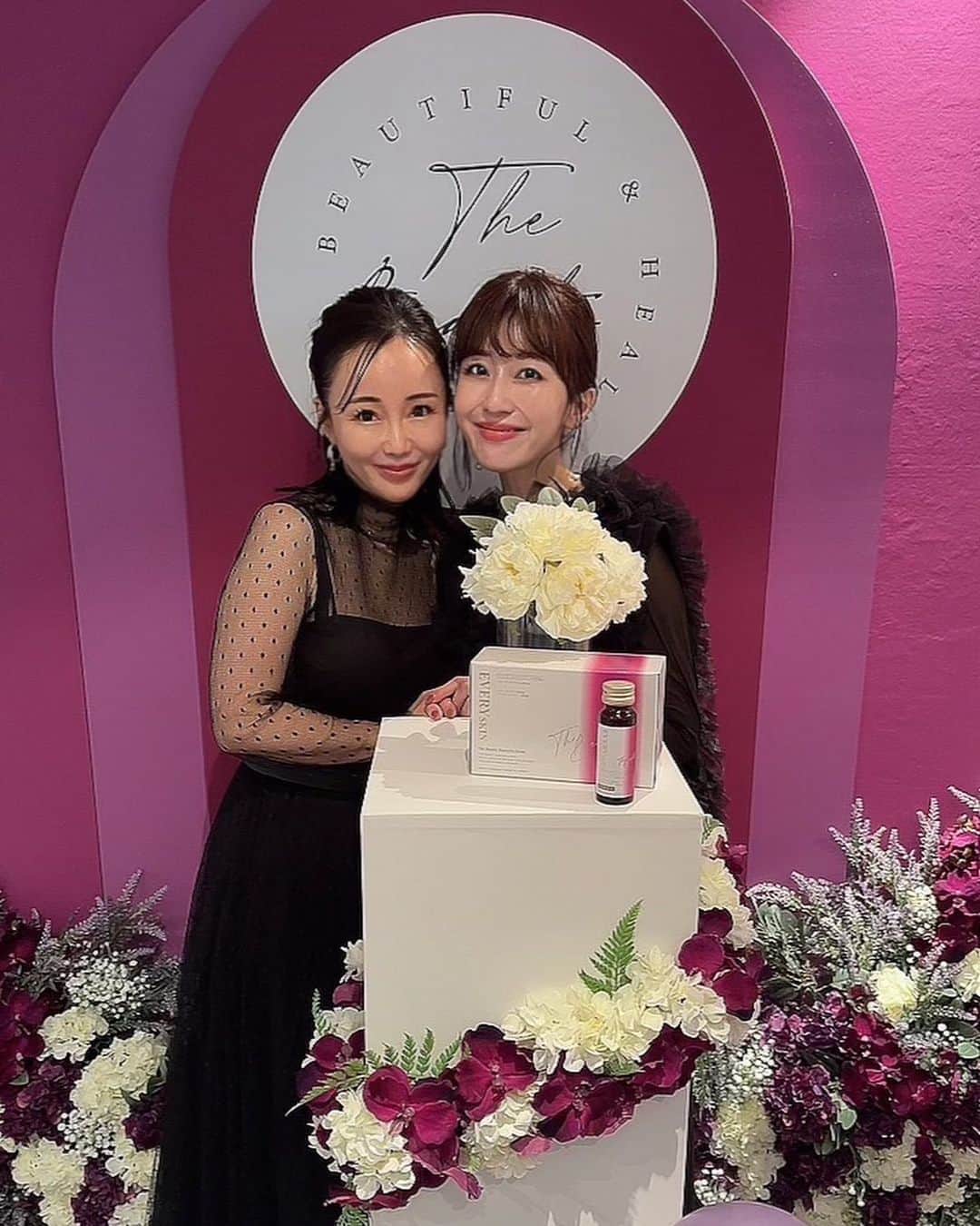 水野佐彩のインスタグラム：「・ みなさんご存知の通り 私がずっとずっと愛用している @everyskin_official 🤍 肌に悩みしかなく 薄ーく赤くなってしまった私の肌を 優しくいたわり 健康なお肌に導いてくれたスキンケア✨  舞子さんのようなお肌になりたい❣️と使い始めましたが フォロワーさんにもeveryファンの方が多く みんなとeveryへの愛を共有できる嬉しさを日々感じています。  今回 新商品発売に伴い 舞子さんとのトークショーでサロンの皆様ともお会いでき 仲良しのみんながEVERYを知るきっかけになる 説明会にも同席させていただきました☺️💕 みんなが 佐彩が使ってたからすごく気になってた！ って言ってくれて嬉しかったなあ。 使えばわかるのよ、本当に🥺🩷 どれだけ素晴らしいアイテムか 使ったら本当にわかるから とにかく使ってみて欲しいの。笑  新商品はレスコラという究極のアンチエイジングドリンク🥤 長寿遺伝子をON!にしてくれる レスベラトロールが配合されています。 コラーゲンペプチド、発酵プラセンタ、NMNも配合されているので お肌のハリや艶は 割とすぐ効果を感じましたし 私は1ヶ月飲み続けていますが 初めてPMSを全く感じずに過ごすことができました✨ そういえば、私10月元気だし寝起きがめちゃ良いわって あとから納得の効果を感じてる🥺❣️ もちろん 人工甘味料や香料も不使用です。 コラーゲン臭さがなく むしろすごく美味しくて飲みやすいの。珍しいくらいに本当に美味しい😳🩷🩷  EVERYについて語ると熱くなりすぎてしまって ただの愛用者なのに 作り手側のような発言しがちの私ですが🤣 本当に私のフォロワーさんたちの中にも 日々疲れてスイッチがなかなかonできないって方が多くて。 ぜひ飲んで欲しいなと思います。 今まで推してきたスキンジェルやクレスパ、UVと同じで 飲めばわかる。 ぜひ最初は飲み続けてみて欲しいな♡  そして今回また強く思った。 舞子さん、ついていきます🥺❣️  #PR #everyskin #エブリースキン #レスコラドリンク」
