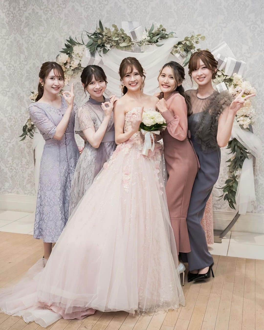 沢井里奈さんのインスタグラム写真 - (沢井里奈Instagram)「⠀ ⠀ 先日、さやかちの結婚式でした💍💐  さやかちの人柄溢れる とっても素敵な結婚式でした🥹💕💕 あたたかく幸せな気持ちになりました🥰  さやかちがとっても綺麗で 本当にお姫様だった👑👗💕💕 披露宴会場もとにかく可愛い空間でした🎀🫧 ベビちゃんにも初めて会えて癒された👶🏻🌸  呼んでくれてありがとう☺️💓💓 末永くお幸せに💎✨  dela1期生のれいなっち🧡かずさ💛あいみ🤍 さやかちも一緒に余興でGGUを踊れて 感慨深かったです😢💕💕  さやかちは、大阪から名古屋に通ってたから よく私のお家に泊まってて🏡✨ 一緒に過ごす時間も長くて 当時を思い出して懐かしくなりました🧸💝 ⠀ ⠀ #happywedding #結婚式」10月27日 20時19分 - sawairina