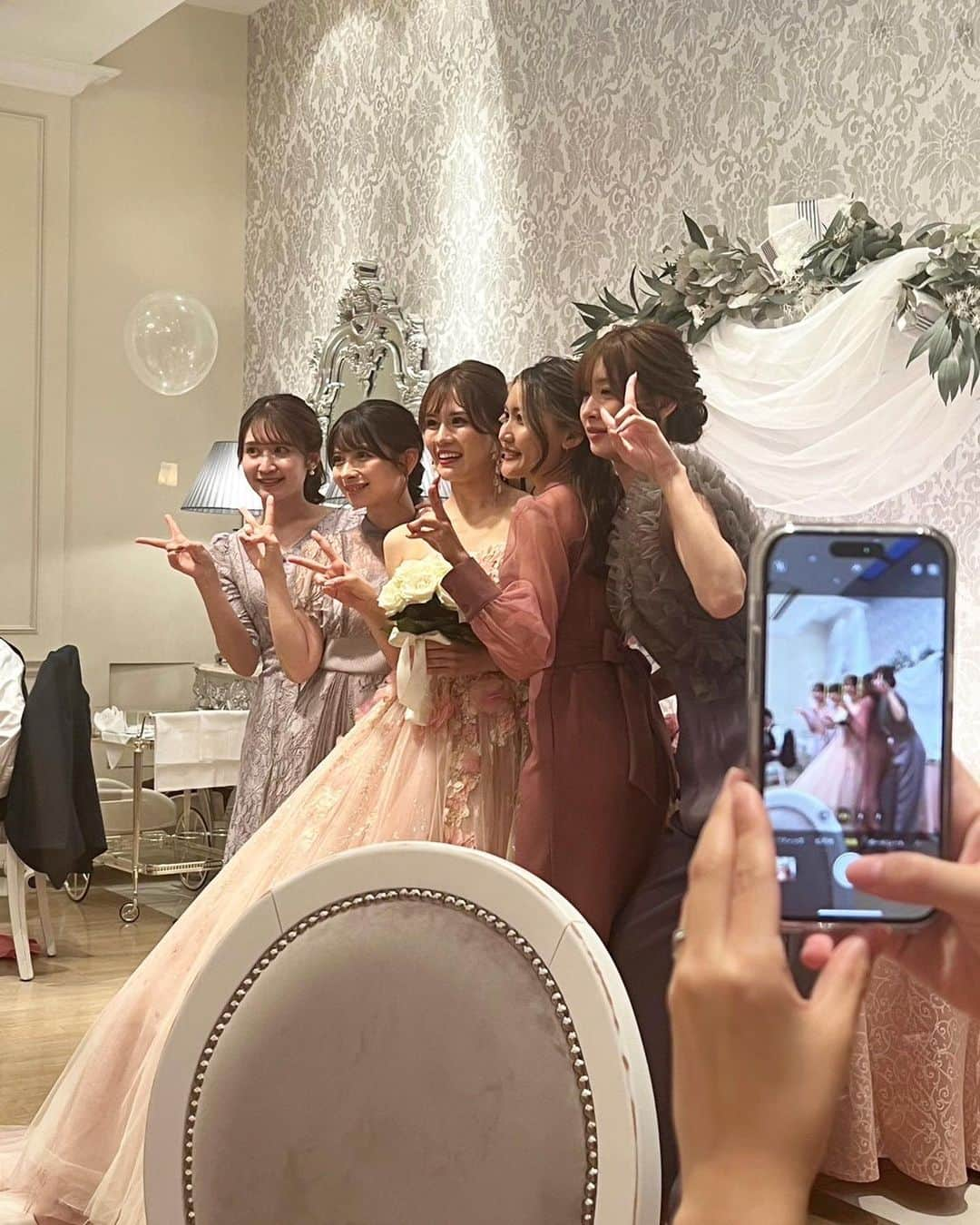 沢井里奈さんのインスタグラム写真 - (沢井里奈Instagram)「⠀ ⠀ 先日、さやかちの結婚式でした💍💐  さやかちの人柄溢れる とっても素敵な結婚式でした🥹💕💕 あたたかく幸せな気持ちになりました🥰  さやかちがとっても綺麗で 本当にお姫様だった👑👗💕💕 披露宴会場もとにかく可愛い空間でした🎀🫧 ベビちゃんにも初めて会えて癒された👶🏻🌸  呼んでくれてありがとう☺️💓💓 末永くお幸せに💎✨  dela1期生のれいなっち🧡かずさ💛あいみ🤍 さやかちも一緒に余興でGGUを踊れて 感慨深かったです😢💕💕  さやかちは、大阪から名古屋に通ってたから よく私のお家に泊まってて🏡✨ 一緒に過ごす時間も長くて 当時を思い出して懐かしくなりました🧸💝 ⠀ ⠀ #happywedding #結婚式」10月27日 20時19分 - sawairina