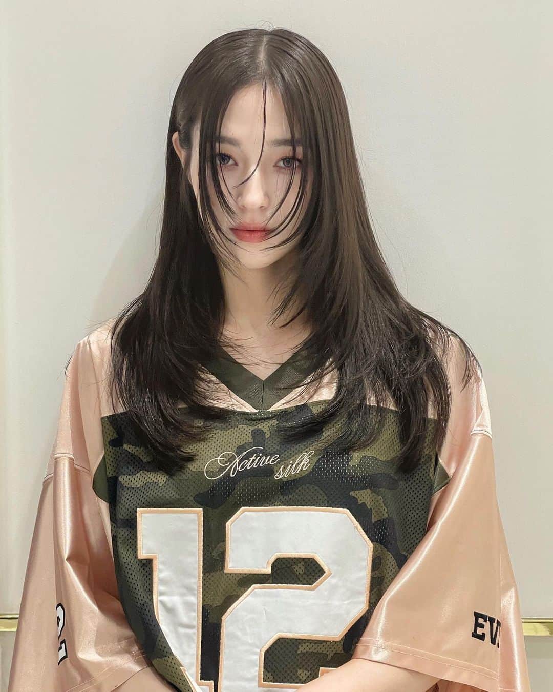 原涼香のインスタグラム：「大人気ヘア🩶🤍🩶 レイヤーカット × グレージュ⊹ ｡ ﾟ⁖✦ ˖ ⊹ ｡ ﾟ˖ ✧  ワンカールで可愛くなるレイヤーカットと透明感抜群カラーが 毎日人気です🎀 ㅤㅤㅤㅤㅤㅤㅤㅤㅤㅤㅤㅤㅤ ㅤㅤㅤㅤㅤㅤㅤㅤㅤㅤㅤㅤㅤ 🦋韓国HAIR STYLE menu... ㅤㅤㅤㅤㅤㅤㅤㅤㅤㅤㅤㅤㅤ ☑︎カット 2WAYバングに巻いても巻かなくてもかわいいレイヤーカット🩷  ☑︎プレミアムケアカラー(or Wケアカラー) 透明感バツグンのグレージュカラー🩶 ㅤㅤㅤㅤㅤㅤㅤㅤㅤㅤㅤㅤㅤ ☑︎HITAトリートメント 韓国人みたいなツヤ髪はHITAトリートメントで叶います🩷  ㅤㅤㅤㅤㅤㅤㅤㅤㅤㅤㅤㅤㅤ ご予約はリンクから🫶🏻🔗  #SHIMA#韓国ヘア#韓国スタイル#レイヤーカット#ワンホンヘア#ワンホン#ダークトーン#網紅#初カラー#暗髪#ベージュカラー#ラベンダーカラー#グレージュ#オリーブカラー#透明感カラー#銀座美容院#銀座美容室#美容師#시스루뱅#레이어드컷#koreanhair」