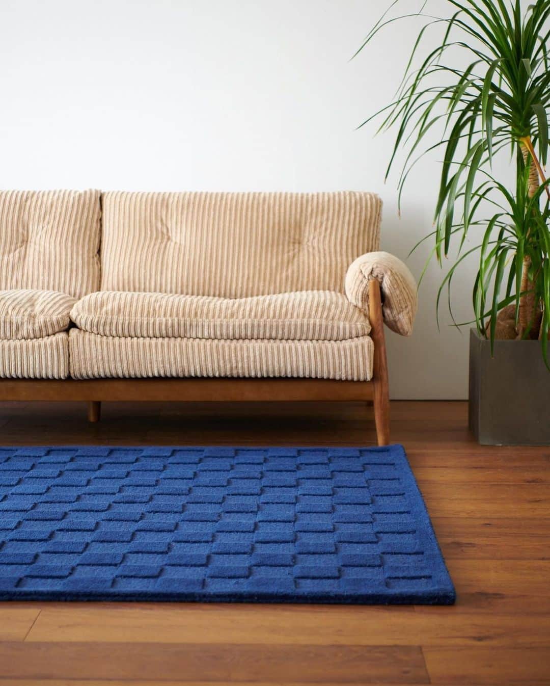 journal standard Furnitureさんのインスタグラム写真 - (journal standard FurnitureInstagram)「⁡ 【 BREA RUG 】 ⁡ 絨毯のようにどっしりとした安心感あるオーセンティックなデザインが魅力のチェッカーボード柄のラグ。 お部屋の雰囲気をより洗練された雰囲気に変えることができます。 ⁡ 1色の糸を使い、織りの凹凸により立体的に柄を表現。 ワントーンで取り入れやすいデザインながら、お部屋のアクセントにしていただけます。 ⁡ 手作業でつくられたウール100%のラグは、しっかりと厚みがあり、上質さを感じられます。 厚みのあるラグは、足裏の衝撃も緩和してくれます。 ⁡ ウールラグは、時間と共に独特の美しさや味わいが増していくので、経年変化を楽しむことができます。 ⁡ 『ウール＝冬』のイメージがありますが、ウールは≪天然のエアコン≫とも言われ、年間を通して使いやすい素材。 ⁡ 数ある繊維の中でも高い吸湿性をもっていて、蒸し暑い夏は湿気を吸収し蒸れを防止してさらりと爽やかに感じさせてくれます。 ⁡ -— ⁡ MAT 50×70cm ¥11,000 ⁡ RUG 140×200cm  ¥69,300 ⁡ キャメル、ダークレッド、ブルーの3色展開 ブルーはWEB限定カラー ⁡ -— ⁡ #journalstandardfurniture #baycrews #interior #furniture  #interiordesign #rug #rugmat #carpet #brea #brearug #fabric #woolrug #wool #autumn #fall」10月27日 20時24分 - js_furniture