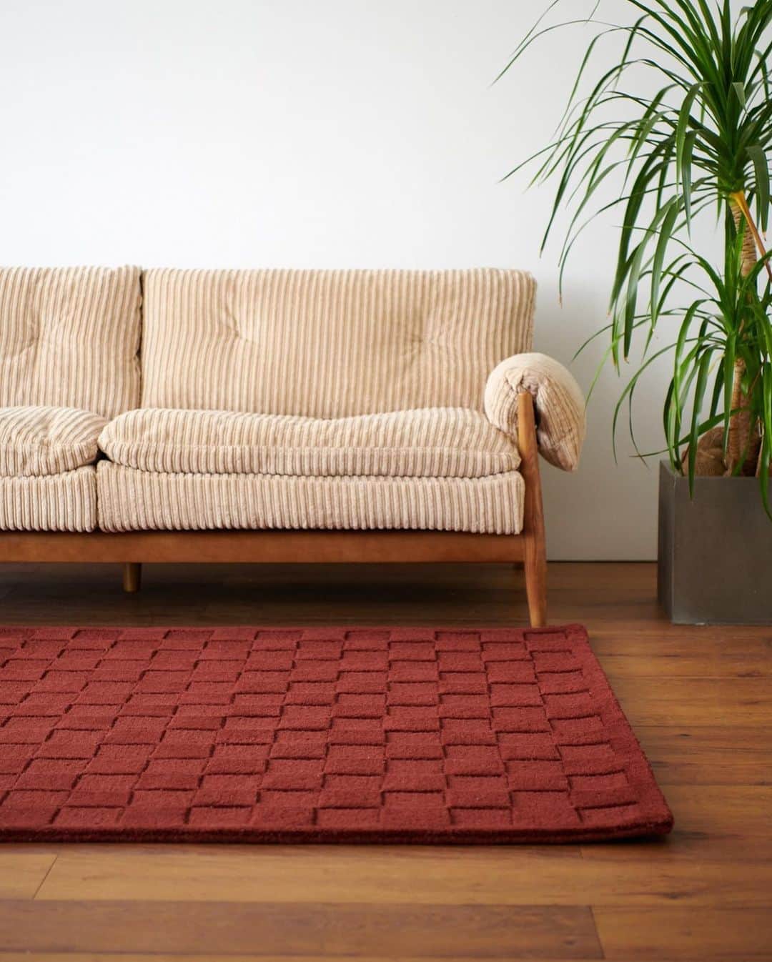 journal standard Furnitureさんのインスタグラム写真 - (journal standard FurnitureInstagram)「⁡ 【 BREA RUG 】 ⁡ 絨毯のようにどっしりとした安心感あるオーセンティックなデザインが魅力のチェッカーボード柄のラグ。 お部屋の雰囲気をより洗練された雰囲気に変えることができます。 ⁡ 1色の糸を使い、織りの凹凸により立体的に柄を表現。 ワントーンで取り入れやすいデザインながら、お部屋のアクセントにしていただけます。 ⁡ 手作業でつくられたウール100%のラグは、しっかりと厚みがあり、上質さを感じられます。 厚みのあるラグは、足裏の衝撃も緩和してくれます。 ⁡ ウールラグは、時間と共に独特の美しさや味わいが増していくので、経年変化を楽しむことができます。 ⁡ 『ウール＝冬』のイメージがありますが、ウールは≪天然のエアコン≫とも言われ、年間を通して使いやすい素材。 ⁡ 数ある繊維の中でも高い吸湿性をもっていて、蒸し暑い夏は湿気を吸収し蒸れを防止してさらりと爽やかに感じさせてくれます。 ⁡ -— ⁡ MAT 50×70cm ¥11,000 ⁡ RUG 140×200cm  ¥69,300 ⁡ キャメル、ダークレッド、ブルーの3色展開 ブルーはWEB限定カラー ⁡ -— ⁡ #journalstandardfurniture #baycrews #interior #furniture  #interiordesign #rug #rugmat #carpet #brea #brearug #fabric #woolrug #wool #autumn #fall」10月27日 20時24分 - js_furniture