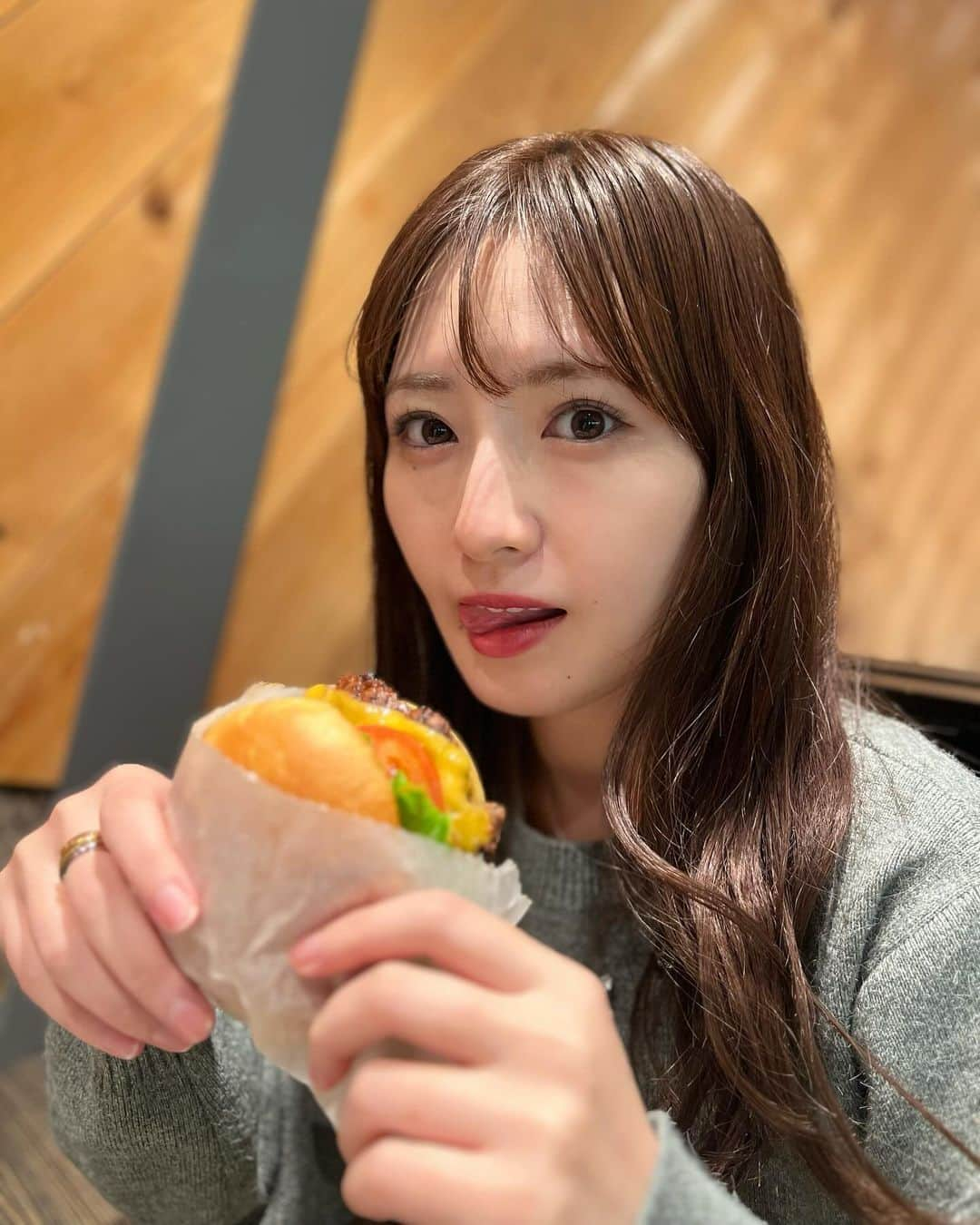 伊藤彩華さんのインスタグラム写真 - (伊藤彩華Instagram)「久々にシェイクシャック🍔 おいちすぎた😮‍💨🫶🏻  #デブ活 #シェイクシャック #ハンバーガー #humberger #外苑前 #外苑前いちょう並木 #31sonsdemode」10月27日 20時24分 - ayaka_ito_official