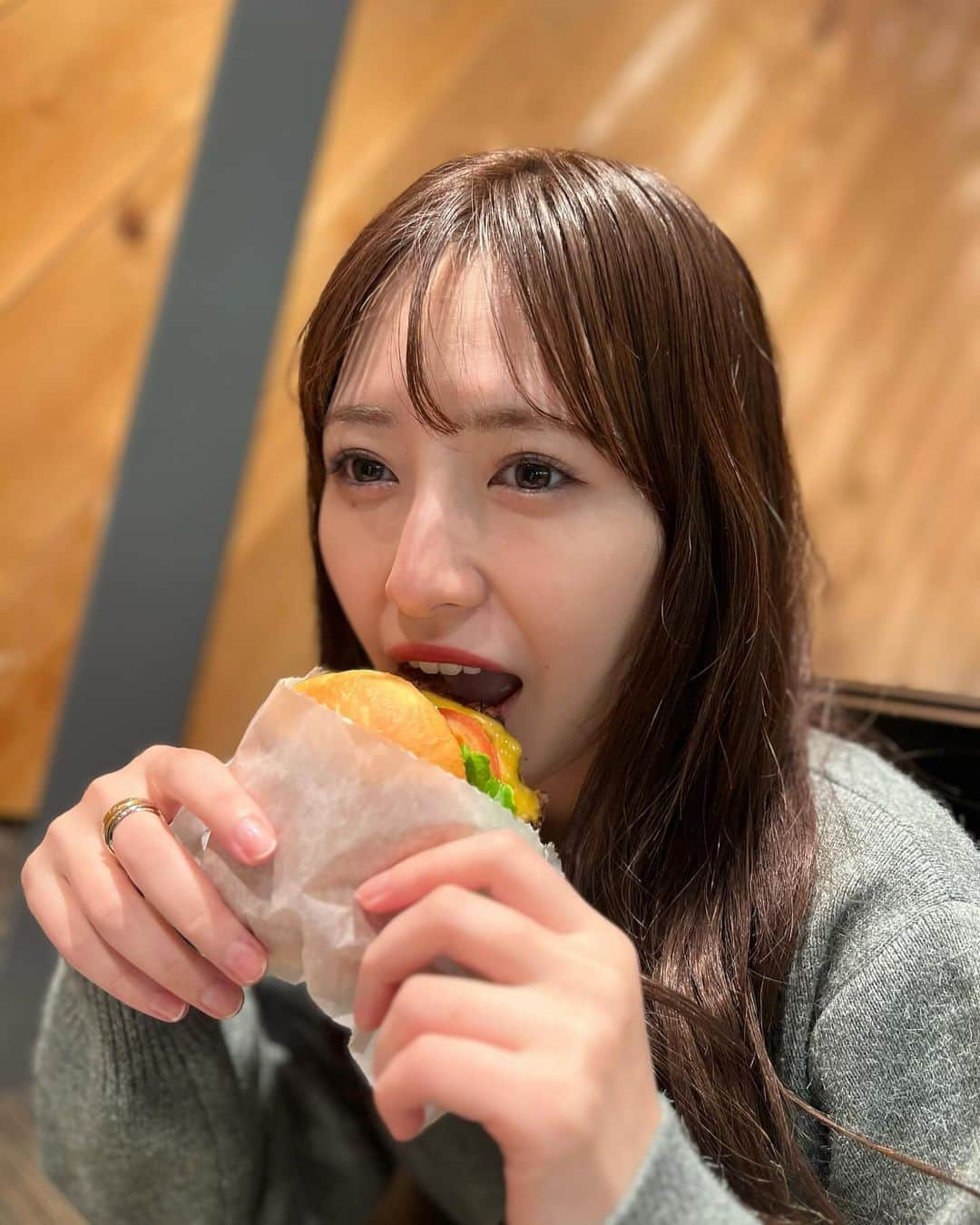 伊藤彩華さんのインスタグラム写真 - (伊藤彩華Instagram)「久々にシェイクシャック🍔 おいちすぎた😮‍💨🫶🏻  #デブ活 #シェイクシャック #ハンバーガー #humberger #外苑前 #外苑前いちょう並木 #31sonsdemode」10月27日 20時24分 - ayaka_ito_official