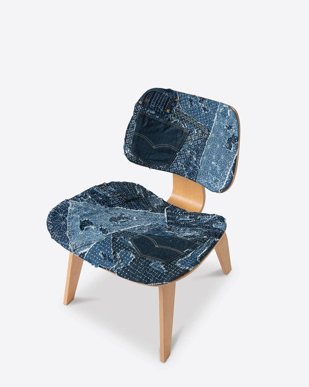 HYPEBEASTさんのインスタグラム写真 - (HYPEBEASTInstagram)「@hypeform: @levis has been known as the longtime expert in denim, but its latest venture sees the denim brand dip into furniture. The latest from Levi’s sees the American company team up with @the_visionary_lab and @vitra for a furniture exhibition.⁠ ⁠ Titled “Icons Re/Outfitted,” the new collaborative endeavor sees The Visionary Lab enlist the help of fashion designers and artists to reimagine used chairs from the Swiss family-owned furniture company. Specifically, the project casts Vitra chairs in repurposed Levi’s denim – coming to life in several eye-catching constructions. The exhibition is currently on display at Dutch Design Week, which runs through October 29.⁠ Photo: Levi’s」10月27日 20時30分 - hypebeast