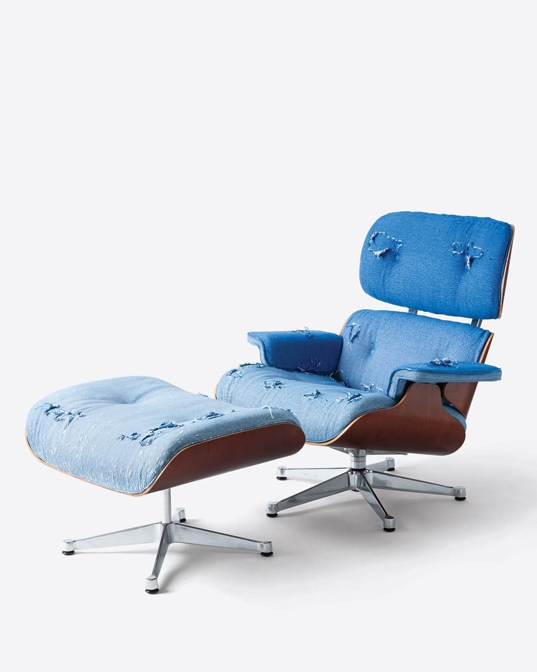 HYPEBEASTさんのインスタグラム写真 - (HYPEBEASTInstagram)「@hypeform: @levis has been known as the longtime expert in denim, but its latest venture sees the denim brand dip into furniture. The latest from Levi’s sees the American company team up with @the_visionary_lab and @vitra for a furniture exhibition.⁠ ⁠ Titled “Icons Re/Outfitted,” the new collaborative endeavor sees The Visionary Lab enlist the help of fashion designers and artists to reimagine used chairs from the Swiss family-owned furniture company. Specifically, the project casts Vitra chairs in repurposed Levi’s denim – coming to life in several eye-catching constructions. The exhibition is currently on display at Dutch Design Week, which runs through October 29.⁠ Photo: Levi’s」10月27日 20時30分 - hypebeast