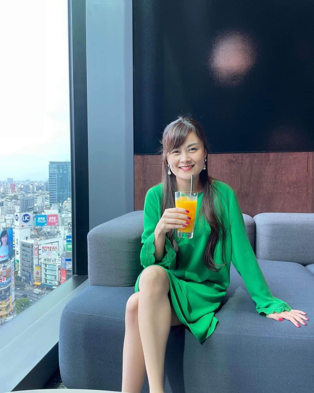 野本愛さんのインスタグラム写真 - (野本愛Instagram)「なるべくオレンジジュースを 飲むようにしています🥰✨  現代人は大豆製品の取りすぎや 環境ホルモン、農薬、添加物、ピルの服用により エストロゲン過剰をひきおこしやすく エストロゲン過剰は 乳がんや子宮がん、PMS、月経異常 免疫力の低下、抜け毛、薄毛 関節炎、手のこわばり うつ、パニック障害 などを引き起こす原因の一つとも言われています。  エストロゲンを抑える働きを持つのが プロゲステロン。  天然のプロゲステロンといわれているのが オレンジジュースなのです🥰🍊✨  美味しいし健康対策にもなって 嬉しい🥰🥰🥰  ワンピースは @tarajarmon_jp 💕 緑大好き😘💚  #インナービューティー #内面美容 #オレンジジュース #エストロゲン #プロゲステロン #女性ホルモン #健康美 #健康第一 #ヘルスケア #アンチエイジング #エイジングケア #ホルモンバランス #糖代謝 #免疫力アップ #パニック障害#innerbeauty」10月27日 20時30分 - himemode