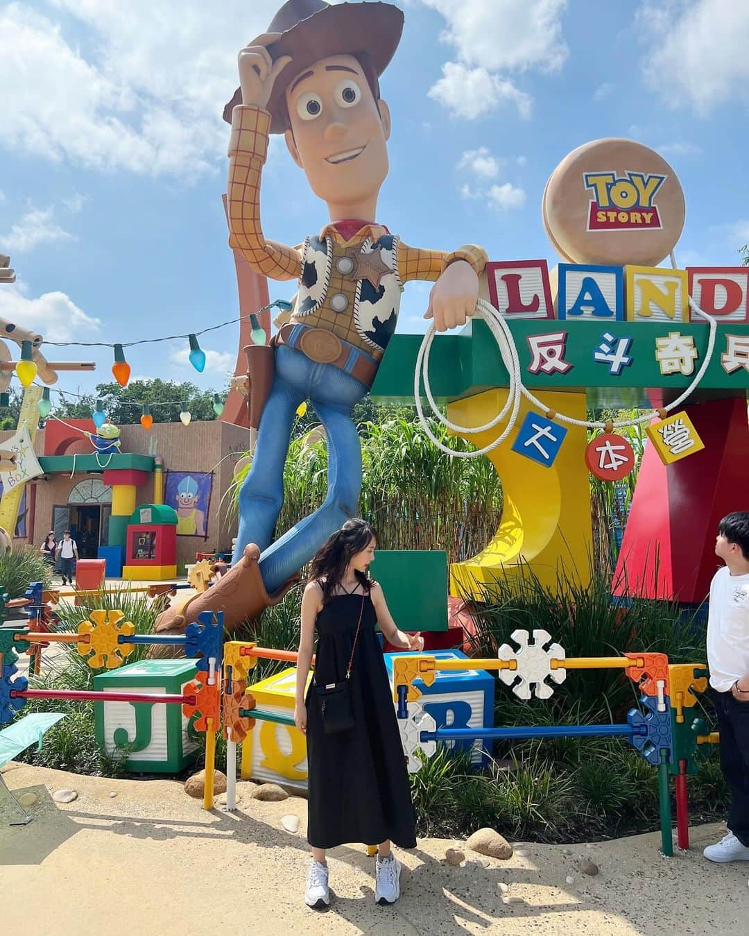 籠谷さくらさんのインスタグラム写真 - (籠谷さくらInstagram)「Hong kong Disneyland🇭🇰  1番好きだったのは、ビッグ・グリズリー・マウンテン🐻⛰️  ハルクハンバーガー食べました🍔 ハルク色💚  アイスは、スティッチの手がデザインでかわいい🩵  #香港#香港旅行#旅行#香港ディズニー#香港ディズニーランド#HongkongDisneyland#Hongkong #Disney#disneyland #travel#観光#海外#海外旅行」10月27日 20時25分 - komoriya_sakura_official