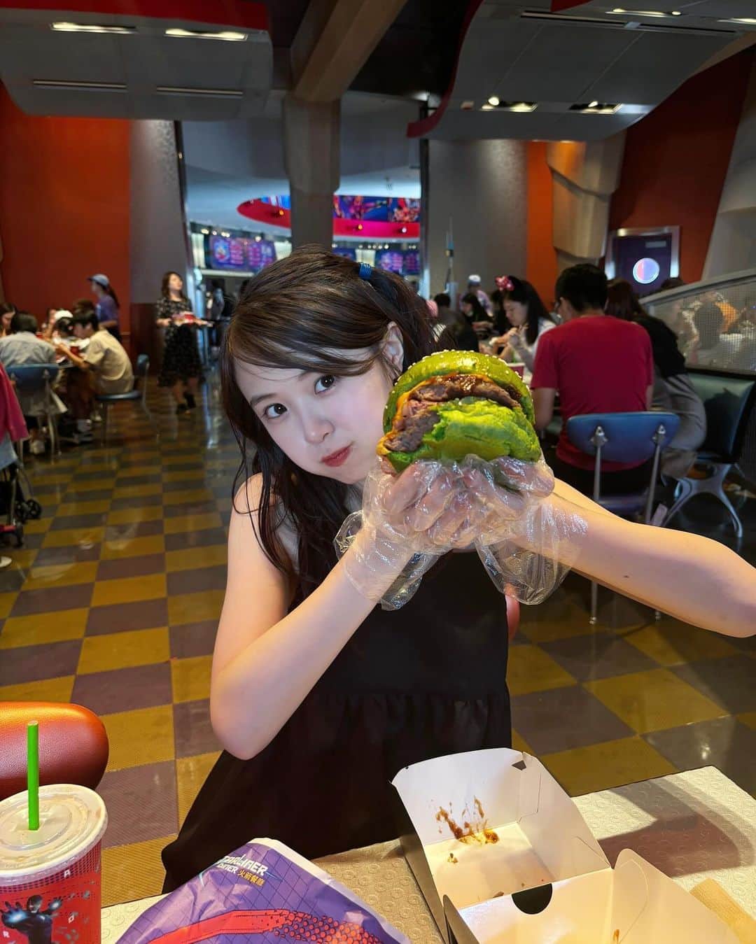 のインスタグラム：「Hong kong Disneyland🇭🇰  1番好きだったのは、ビッグ・グリズリー・マウンテン🐻⛰️  ハルクハンバーガー食べました🍔 ハルク色💚  アイスは、スティッチの手がデザインでかわいい🩵  #香港#香港旅行#旅行#香港ディズニー#香港ディズニーランド#HongkongDisneyland#Hongkong #Disney#disneyland #travel#観光#海外#海外旅行」