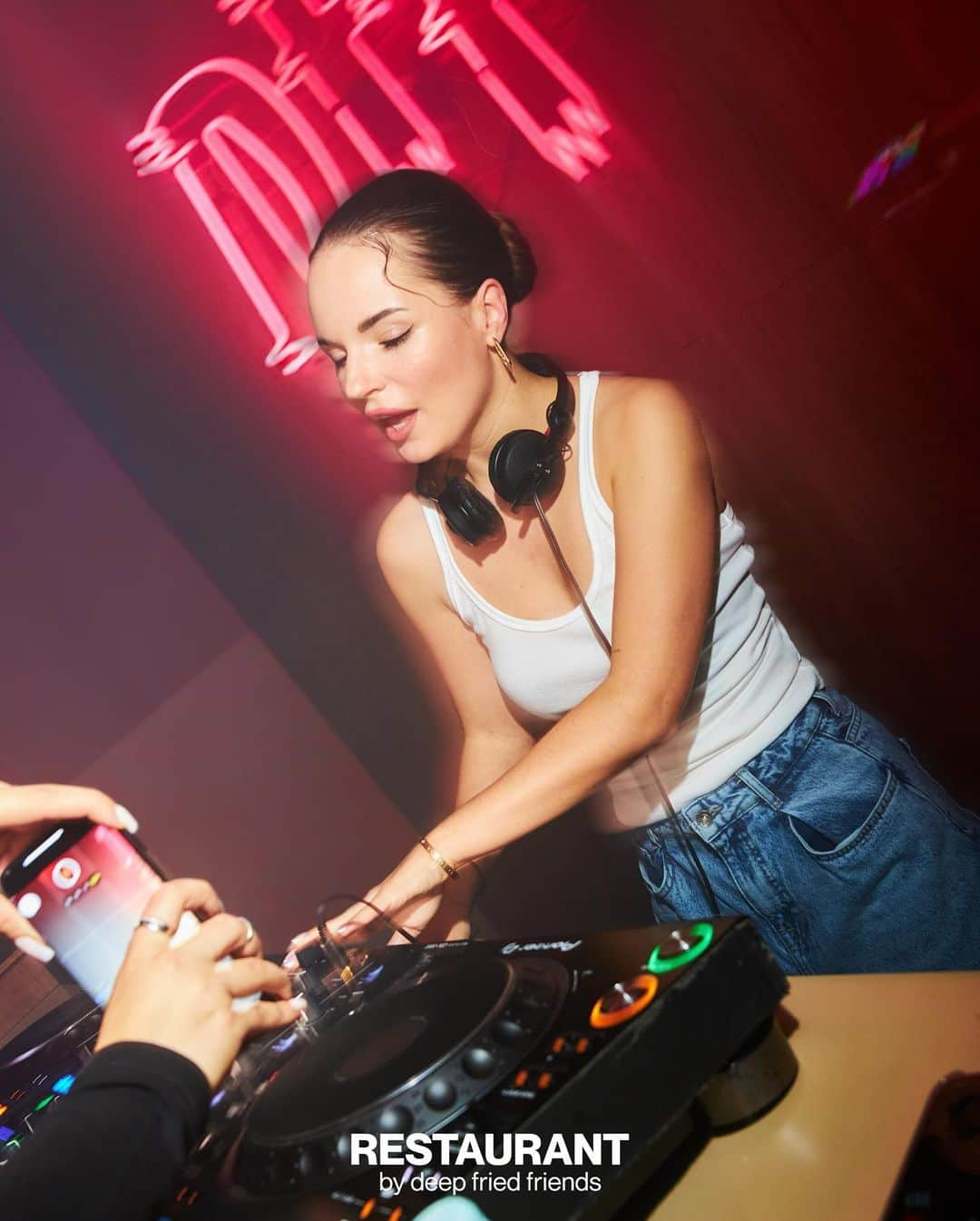 Sasha Spilbergのインスタグラム：「Напиши мне в какой город приехать с DJ сетом! ☺️🪩 @club.deepfriedfriends @spaida спасибо! У вас всегда так весело!! 🩷」