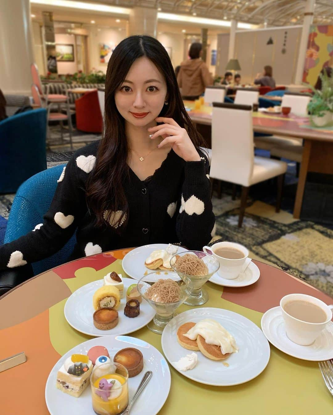 川村まりのインスタグラム：「ホテルニューオータニ大阪の、スーパースイーツビュッフェに行ってきました🌰 大好きな、いもくりなんきんのスイーツ！！ 幸せすぎた🤍 甘味だけやなくて、塩味の食べ物も豊富で、最高！  パン、パスタ系→スイーツ沢山→カレー→唐揚げ の順番で食べたよ😂！  ハロウィン仕様でとっても可愛かった🎃👻  #PR #ホテルニューオータニ大阪  #ホテルニューオータニ #いもくりなんきん #ホテルニューオータニ大阪ok #スイーツビュッフェ #ハロウィンスイーツ #大阪グルメ #大阪カフェ #大阪城公園 #大阪スイーツ　#大阪城公園カフェ」