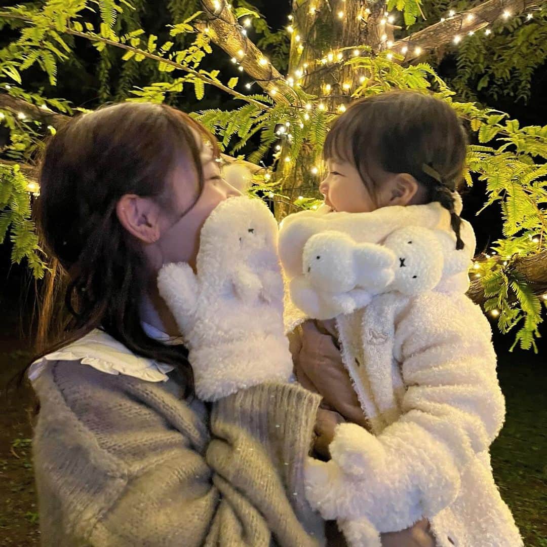 はやめいのインスタグラム：「. おそろいのミトンとかわいすぎる マフラーでご機嫌な私たち (・ⅹ・） ♡  @merryjenny_instagram さま  むすめっちはマフラーも 🐰  本当にあたたかいしかわいすぎる (；；)  このミトンとマフラーをして この冬もたくさんお出かけしよう🧶 ♡  #pr#merryjenny#メリージェニー #こども #こどものいる生活#シングルマザー#シンママ#シンママライフ#こどものいる暮らし#キッズ#ママスタグラム#2歳9ヶ月 #むすめふく#プチプラコーデ#mamagirl#ママファッション#ママコーデ#親子服#親子コーデ#キッズ」