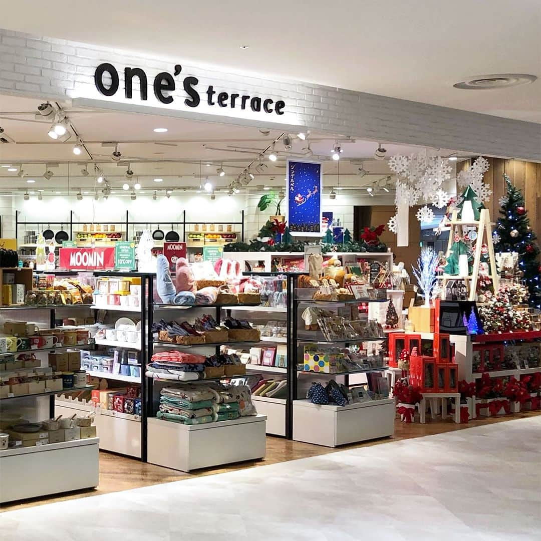 ワンズテラスのインスタグラム：「10月27日（金）、one'sterrace イオンモール秋田店がリニューアル・オープン致しました。 2023年9月に30周年を迎えた「イオンモール秋田」は、イオン秋田ショッピングセンターとして1993年に開業。 約150の専門店とともに「ここにしかない」価値と、笑顔になれる豊かな空間・時間を提供する商業施設として、県内全域からのお客様で賑わっています。  この度ワンズテラスは店内レイアウトを変更し、お色直しをしてリニューアル・オープンしました。 新しくなったロゴマークと、さらに充実した品揃えで皆さまをお迎えしています。  #イオンモール秋田 #秋田 #オープン #オープニングセール #ギフト #雑貨 #onesterrace #ワンズテラス」