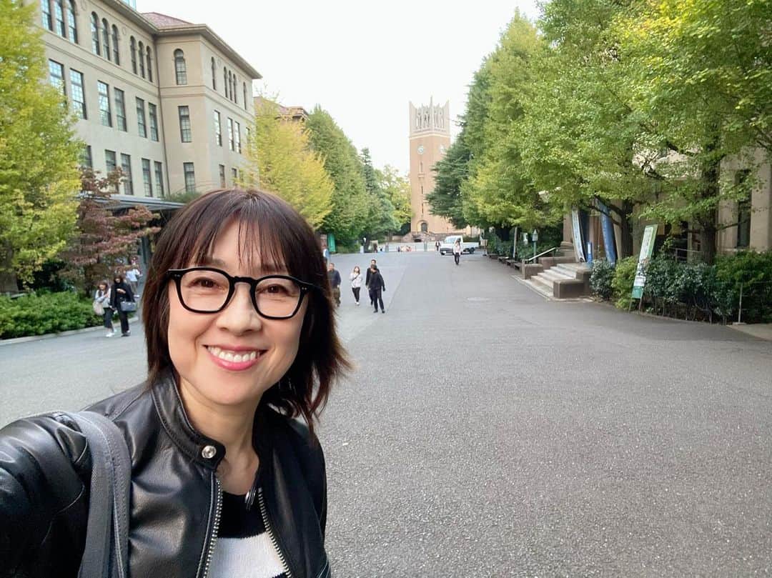 小西美穂のインスタグラム：「こちらは きょう早稲田に行った時！ いろいろインプットしてきました🧑‍🎓📚 ⁡ キャンパスはいつきても楽しい！  メガネと革ジャン、 秋学期始まったときに新調しました👓✌️ ⁡ #早稲田大学 #Aleather #digna @a_leather_japan @digna_classic_official」