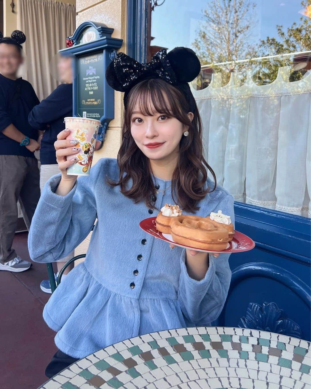 吉次玲奈さんのインスタグラム写真 - (吉次玲奈Instagram)「先日のディズニーコーデ🩵 ランドに行ったらワッフルはマスト🤤🧇  tops: @bibiy_official  pants: @grl_official  socks: @gu_for_all_  bag/loafer: @prada   w/ @tama__0515 ちゃん👼  #ディズニーランド #disneyland #ディズニーシー #ディズニーハロウィン#ハロウィンディズニー #ディズニーカチューシャ #ディズニー #ディズニーコーデ #カーディガン #カーディガンコーデ  # #disneysea #tokyodisneysea #ディズニーシーコーデ #ディズニーシーグルメ #20代コーデ #骨格ウェーブ #骨格ウェーブコーデ #大人カジュアル #ミディアムヘア #フレンチガーリー #bibby #ローファー #ローファーコーデ #ニーハイソックス #韓国コーデ #ディズニーグッズ」10月27日 20時31分 - rena_yoshitsugu