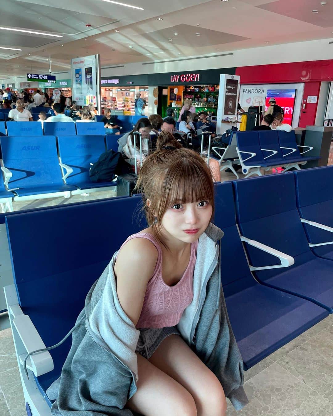 Kirariのインスタグラム：「どこに行ってきたでしょーか✈️ 言うの100回目くらいだけど空港大好き」