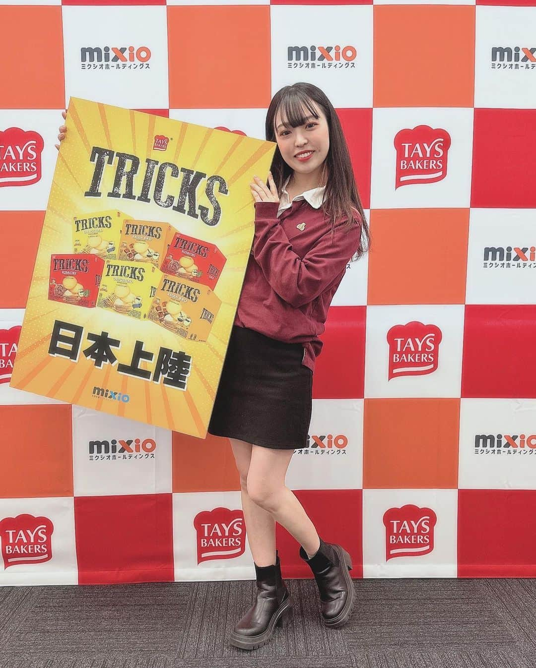 白井佑奈さんのインスタグラム写真 - (白井佑奈Instagram)「🍴  インドネシアのお菓子『TRICKS』( @tricks_japan )が日本上陸🇯🇵😳    今回はインドネシアのヒット製品を作るお菓子メーカーTAYS BAKERSさんとミクシオホールディングス株式会社様の記者会見に参加させて頂きました🎉    *☼*―――――*☼*―――――*☼*  頂いたもの ＊TRICKS KIMCHI  ＊TRICKS ORIGINAL  ＊TRICKS ASIAN BBQ  *☼*―――――*☼*―――――*☼*    「TRICKS」はハラル認証もしていてイスラム教の人でも食べられるお菓子❣️    既にインドネシアでは有名なお菓子なんだって😳知らなかった〜！      このお菓子の1番伝えたい特徴は『ノンフライ』ってこと✨    普通のポテチは揚げてるよね？  でもこれは焼いてるお菓子なの😳    だから罪悪感なくダイエットのときにオススメすぎるお菓子💗💗    軽めの食感で、なんとカロリーは17kcal！(1枚あたり)      ジャガイモもインドネシア産のもので、オーガニックなものを使っているから身体にも優しいのが嬉しい✨      オリジナル、キムチ、アジアンBBQを食べたけど、オリジナルの味が塩味に近くて私は1番好きだったかな🥳    2024年1月販売予定🤭💗    販売が楽しみだなぁぁぁ！     ＊＊＊＊＊＊＊＊＊＊  お仕事依頼はDMへ💌💭 ＊＊＊＊＊＊＊＊＊＊    プロフィールリンクはこちら👉 @yuna_smile0130      #トリックス日本上陸#ミクシオ#海外のお菓子#ポテトチップス#ベイクドチップス#クリスピー#ヘルシーなお菓子#ダイエットお菓子#ノンフライ#ノンフライチップス#カロリーオフ #TRICKS」10月27日 20時33分 - yuna_smile0130