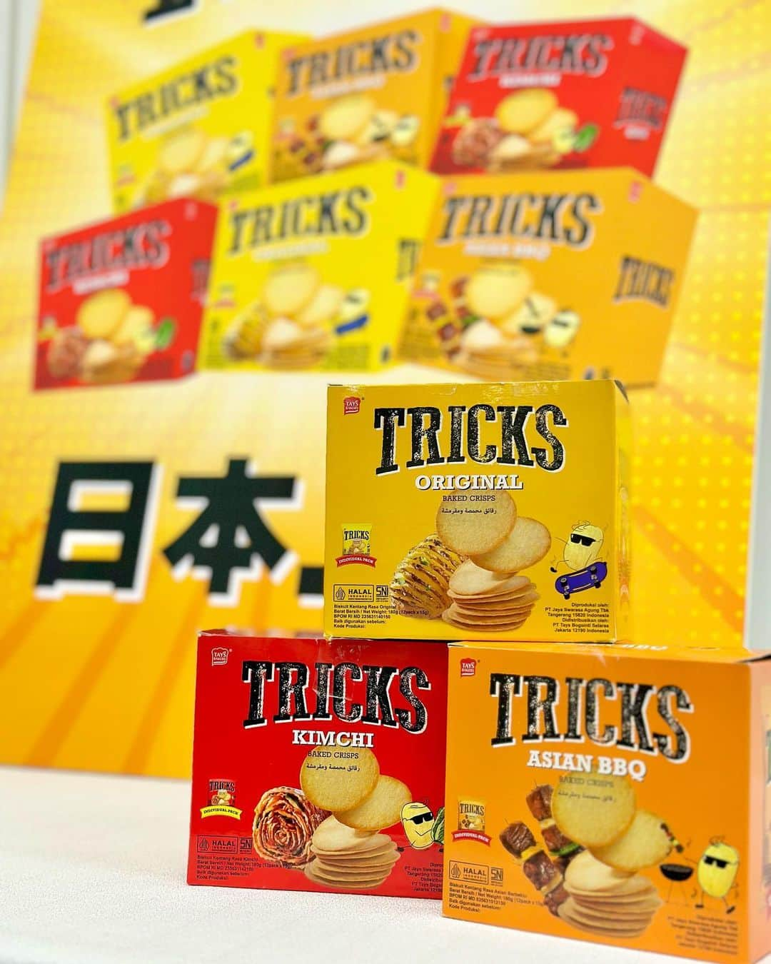 白井佑奈のインスタグラム：「🍴  インドネシアのお菓子『TRICKS』( @tricks_japan )が日本上陸🇯🇵😳    今回はインドネシアのヒット製品を作るお菓子メーカーTAYS BAKERSさんとミクシオホールディングス株式会社様の記者会見に参加させて頂きました🎉    *☼*―――――*☼*―――――*☼*  頂いたもの ＊TRICKS KIMCHI  ＊TRICKS ORIGINAL  ＊TRICKS ASIAN BBQ  *☼*―――――*☼*―――――*☼*    「TRICKS」はハラル認証もしていてイスラム教の人でも食べられるお菓子❣️    既にインドネシアでは有名なお菓子なんだって😳知らなかった〜！      このお菓子の1番伝えたい特徴は『ノンフライ』ってこと✨    普通のポテチは揚げてるよね？  でもこれは焼いてるお菓子なの😳    だから罪悪感なくダイエットのときにオススメすぎるお菓子💗💗    軽めの食感で、なんとカロリーは17kcal！(1枚あたり)      ジャガイモもインドネシア産のもので、オーガニックなものを使っているから身体にも優しいのが嬉しい✨      オリジナル、キムチ、アジアンBBQを食べたけど、オリジナルの味が塩味に近くて私は1番好きだったかな🥳    2024年1月販売予定🤭💗    販売が楽しみだなぁぁぁ！     ＊＊＊＊＊＊＊＊＊＊  お仕事依頼はDMへ💌💭 ＊＊＊＊＊＊＊＊＊＊    プロフィールリンクはこちら👉 @yuna_smile0130      #トリックス日本上陸#ミクシオ#海外のお菓子#ポテトチップス#ベイクドチップス#クリスピー#ヘルシーなお菓子#ダイエットお菓子#ノンフライ#ノンフライチップス#カロリーオフ #TRICKS」