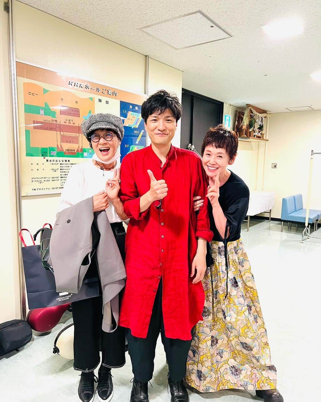 大竹しのぶさんのインスタグラム写真 - (大竹しのぶInstagram)「森山直太朗さんのコンサートに行ってきました。 デビュー20周年を記念してのツアー『素晴らしい世界』 の最終日、101回目のステージでした。 4時間近く歌って語って、アイドルの様に踊って、本当にすごかったです。 綺麗な声で、上手で、面白くてチャーミングでとっても楽しく幸せな時間でした。 思い切り笑って手拍子して、声上げて、一緒に行ったキムラ緑子ちゃんとめちゃくちゃ盛り上がりましたあ。 休憩時間にお母様の森山良子さんにも会えて、本当に幸せな一日でした。 渋谷の駅まで二人で歩いて帰ったら、途中、若い男性が私に声かけてきた。  「お姉さん、今ホストあいてますよ」っていわれてしまった。 二人で大笑いして帰った夜でした。  兎にも角にも、やっぱり音楽って素敵だなあ。  #森山直太朗　さん #キムラ緑子　さん #メガネが、似てた！ #大竹しのぶ」10月27日 20時38分 - shinobu717_official