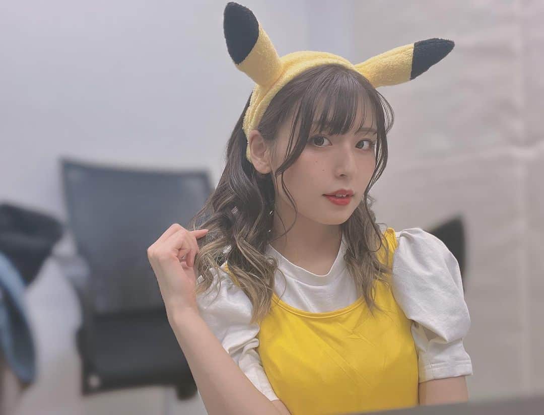 竹本茉莉のインスタグラム：「. これピカチュウのコスプレなんだけど見れば見るほどエアロビのインストラクターに見えてくる🫣」