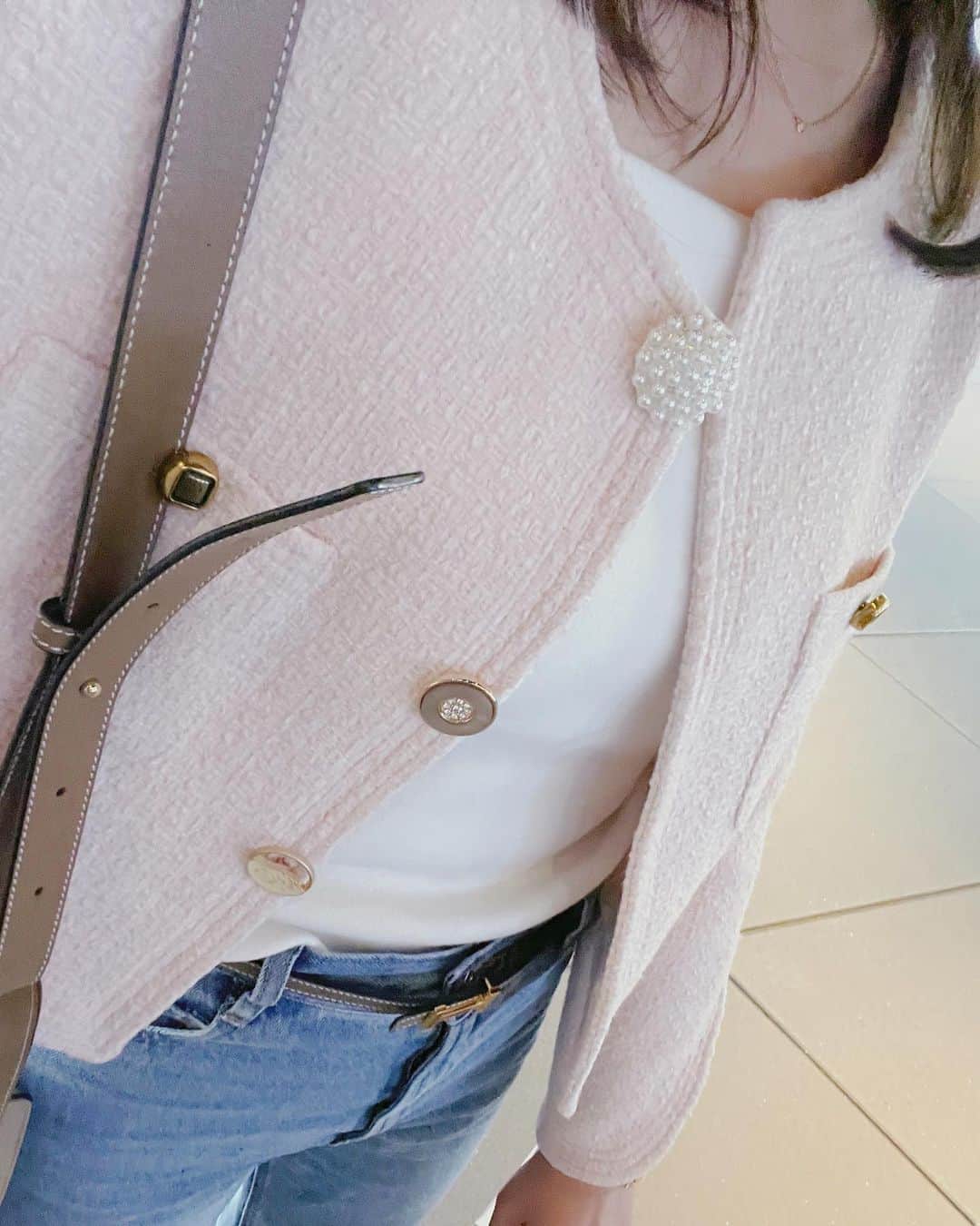 下田奈奈さんのインスタグラム写真 - (下田奈奈Instagram)「pinkのツイードジャケット🌸  前から狙っていた @treonesta_official の ツイードジャケットの新色ピンク💞  ボタンが一つひとつ違うのが可愛すぎて 着るとテンション上がる〜〜  大人になってからの方がピンク着たくなる。 ピンクって幸せになる色だな〜👚🐖💒  ツイードジャケット×デニムの 組み合わせが最近ブームです👖  #treonesta #トレオネスタ #ツイードジャケット #デニムコーディネート #大人カジュアル #綺麗めコーデ #大人可愛いコーデ #大人フェミニンコーデ #アラサーコーディネート #骨格ストレートコーデ #ブルベ夏コーデ」10月27日 20時35分 - shimodanana