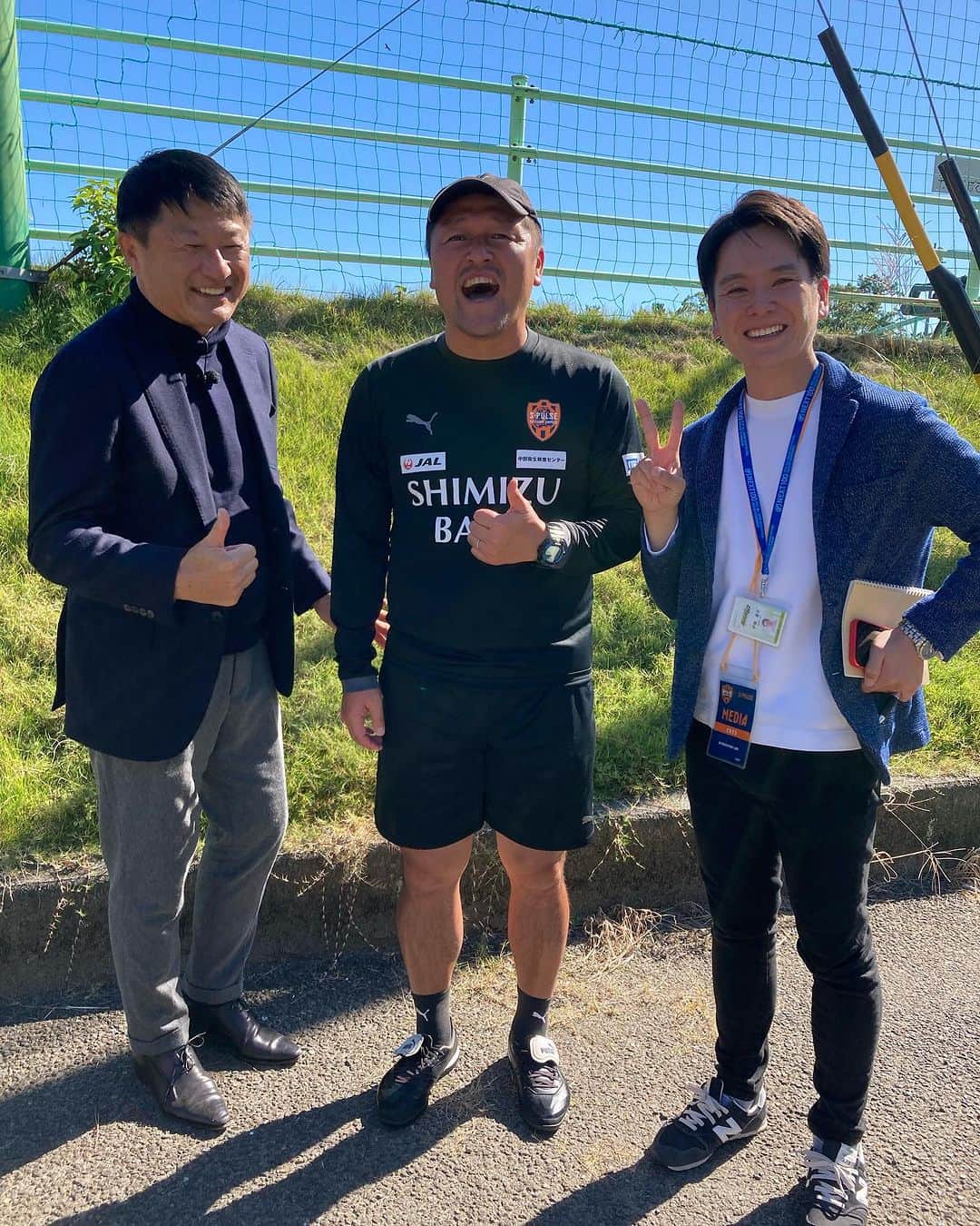 伊藤薫平のインスタグラム：「「この笑顔を試合後も！」 J2も残り3節！ 28日(土)、 清水エスパルスVSロアッソ熊本の試合を 実況させていただきます❗️  リーグ2位の清水と18位の熊本。 ボール保持が得意なチーム同士、 どちらが主導権を握るか楽しみです。  解説の武田修宏さんと、先日取材に。 秋葉忠宏監督に直撃しました。 「必ず3連勝してJ1昇格！」と誓ってくれました。   ちなみに武田さんはヴェルディ時代、ジェフ時代のDF= 秋葉さんと対峙したそう。 (秋葉さん曰く、武田さんには相当裏抜けを許したとか) (それにしても、いい笑顔)  そして、IAIスタジアム日本平では〝トリックスター〟と コールされる、乾貴士選手にも直撃。  「いかにボールを早く奪えるか」と、 試合のポイントを話してくれました。 (全国選手権、野洲高校優勝時の解説は武田修宏さん。 乾選手「もちろんです！」と覚えていました)  アシスト数、スルーパス数、ラストパス数は チームトップ。乾選手のボールタッチから目が離せません‼️  試合後も、こんな笑顔が見たい！  放送は、あす土曜　午後0時55分からです⚽️」