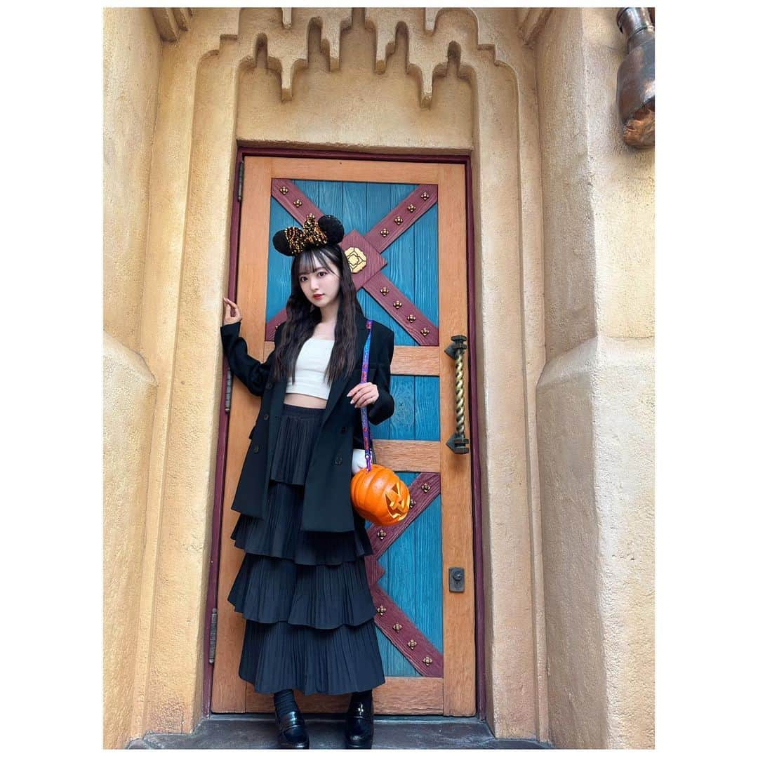 日比野芽奈さんのインスタグラム写真 - (日比野芽奈Instagram)「🕷🕸 . . . 📍 アラビアンコースト . . . ハロウィンなので 全身黒めなお洋服🎀 . . . この段々スカートお気に入り🫧 大きめスパンコールカチュも 光にあたると大きくぴかッと 光ってかわいい💞 . . . #東京ディズニーシー #ディズニーシー #東京ディズニーリゾート #ディズニーリゾート #ディズニーグッズ #ディズニーカチューシャ  #ディズニーコーデ#夢の国 #夢が叶う場所 #dハロ #dハロ2023  #ハロウィン  #ディズニーハロウィン  #ディズニー写真スポット #ディズニーフォトスポット #ミニーコーデ #ミニーバウンド #ディズニーカチューシャ  #秋コーデ #instagood #fashion #ootd #ootdfashion #tokyodisneysea #tdl #tokyodisneyresort #disney #disneyland  #halloween #disneyhalloween #minnie」10月27日 20時36分 - hibino_meina