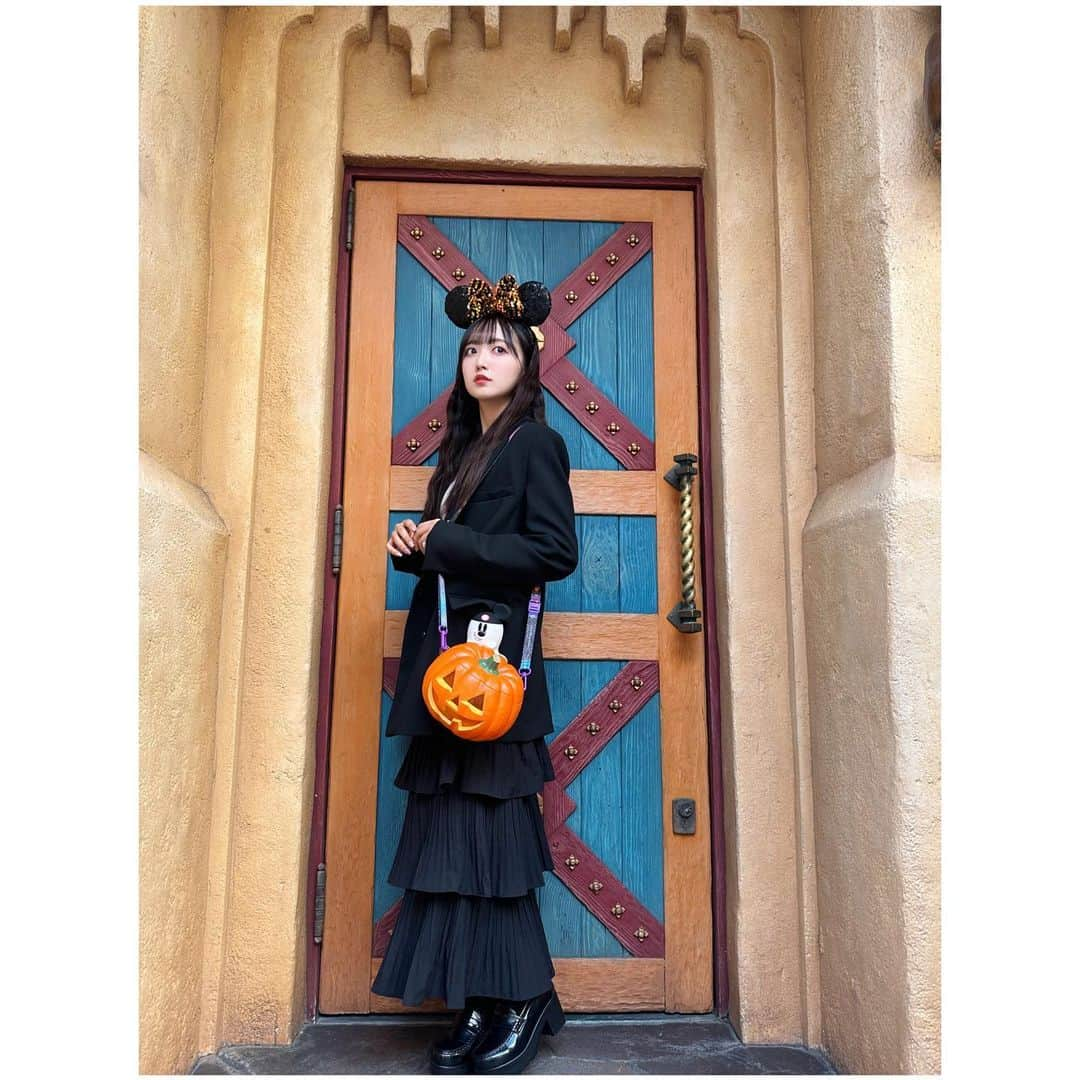 日比野芽奈さんのインスタグラム写真 - (日比野芽奈Instagram)「🕷🕸 . . . 📍 アラビアンコースト . . . ハロウィンなので 全身黒めなお洋服🎀 . . . この段々スカートお気に入り🫧 大きめスパンコールカチュも 光にあたると大きくぴかッと 光ってかわいい💞 . . . #東京ディズニーシー #ディズニーシー #東京ディズニーリゾート #ディズニーリゾート #ディズニーグッズ #ディズニーカチューシャ  #ディズニーコーデ#夢の国 #夢が叶う場所 #dハロ #dハロ2023  #ハロウィン  #ディズニーハロウィン  #ディズニー写真スポット #ディズニーフォトスポット #ミニーコーデ #ミニーバウンド #ディズニーカチューシャ  #秋コーデ #instagood #fashion #ootd #ootdfashion #tokyodisneysea #tdl #tokyodisneyresort #disney #disneyland  #halloween #disneyhalloween #minnie」10月27日 20時36分 - hibino_meina