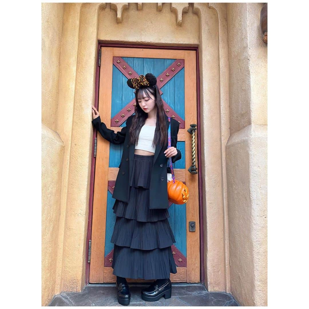 日比野芽奈さんのインスタグラム写真 - (日比野芽奈Instagram)「🕷🕸 . . . 📍 アラビアンコースト . . . ハロウィンなので 全身黒めなお洋服🎀 . . . この段々スカートお気に入り🫧 大きめスパンコールカチュも 光にあたると大きくぴかッと 光ってかわいい💞 . . . #東京ディズニーシー #ディズニーシー #東京ディズニーリゾート #ディズニーリゾート #ディズニーグッズ #ディズニーカチューシャ  #ディズニーコーデ#夢の国 #夢が叶う場所 #dハロ #dハロ2023  #ハロウィン  #ディズニーハロウィン  #ディズニー写真スポット #ディズニーフォトスポット #ミニーコーデ #ミニーバウンド #ディズニーカチューシャ  #秋コーデ #instagood #fashion #ootd #ootdfashion #tokyodisneysea #tdl #tokyodisneyresort #disney #disneyland  #halloween #disneyhalloween #minnie」10月27日 20時36分 - hibino_meina