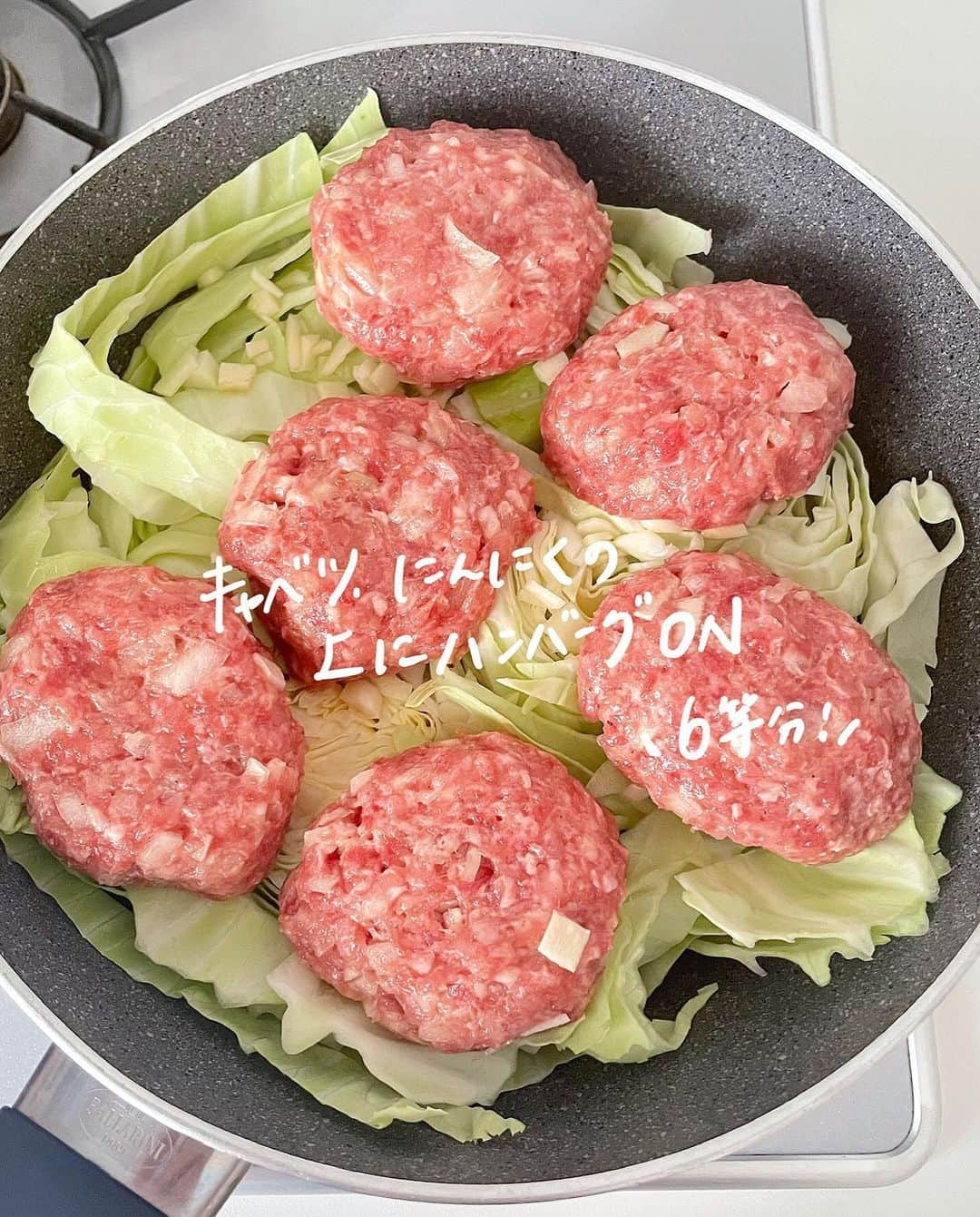 rinaさんのインスタグラム写真 - (rinaInstagram)「【レシピあり▷▶▷スワイプ】 #ほったらかしトマト煮込みハンバーグシチュー 。  超ズボラ⭐️ ぜんぶ重ねて煮込むだけ‼️ ハンバーグ、焼きません。ほったらかし蒸し焼き！  野菜もたっぷり、食べるスープ兼ねてて一品で大満足です◎ さつまいもが地味にポイントで、このホクホクとした甘みが加わることでめっちゃ美味しくなります🤤 簡単で作り置きにも向いてます。チーズかけるもよし、ご飯でもパンでもパスタでもよし！ ほかほかハンバーグ、ぜひ。  ーーーーーーーーーー  2人分  •キャベツ…200g •さつまいも…1/2本(100g) •にんじん…1/2本(100g) •玉ねぎ…1/2個 •しめじ…1/2株 •にんにく…2片 ●牛豚ミンチ…300g ●玉ねぎ…1/2個 ●卵…1個 ●片栗粉…大2 ●塩…小1/4 ●ナツメグ…少々 ●こしょう…少々 ○カットトマト缶…1缶 ○コンソメ…大1 ○砂糖…大1 ○酒…大2 ○ケチャップ…大2 ○醤油…小1 •ローリエ…あれば1枚 •塩こしょう…少々 •パセリやチーズ  ①キャベツはザク切り、しめじはほぐす。さつまいも、にんじん、玉ねぎ1/2を角切り、もう半分の玉ねぎとにんにくは粗みじん切りにする。  ②ポリ袋で●をもみ混ぜる。○は混ぜておく。(トマトソースの素)  ③深めのフライパンか鍋にキャベツ、にんにく→6等分にしたハンバーグ→野菜→トマトソースの素(あればローリエ)の順にどんどん重ねて、蓋して中火にかける。  ④沸騰したら中弱火にして20分ほど放置。煮込む。  ⑤味みて塩こしょうで調えたら完成！お好みでこしょう、パセリ、チーズなどトッピングして。  ーーーーーーーーーー  今日もかんぱーい◎！   #節約レシピ #簡単レシピ #節約生活 #簡単料理  #おかず  #簡単ごはん #暮らしの工夫 #今日のおかず#節約 #節約ごはん #晩ごはん #夜ごはん  #おうちごはん #おうちカフェ  #料理好きな人と繋がりたい  #自炊レシピ #自炊ごはん #ハンバーグ #シチュー #トマト煮込み #煮込みハンバーグ #さつまいも」10月27日 20時36分 - rina_kitchen