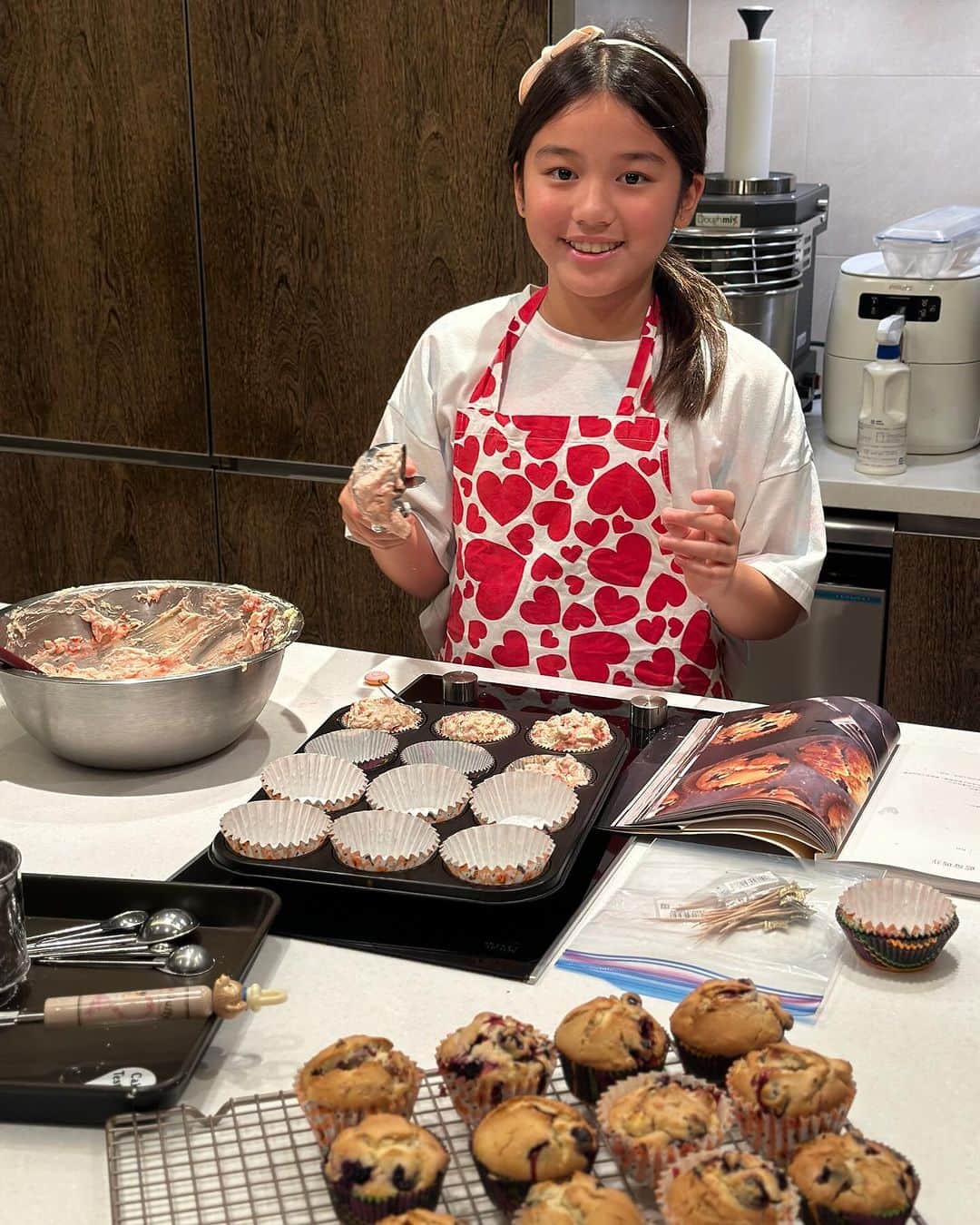 Grace葛瑞瑞のインスタグラム：「我的Toby小妞首次自己備料烤出杯子蛋糕🧁 第一輪我陪著做一次給她看、 第二回合讓她自己看食譜、備料 全程包含進出爐都是自己完成☑️ 轉眼已經能自己讀食譜了。 媽媽好感動🥲 （雖然我還是時不時在旁邊唸經、超渡各種我看不順眼的細節） 但她真的很棒。 已經超越當年10歲的我～  #我小時候連開瓦斯爐都不敢」