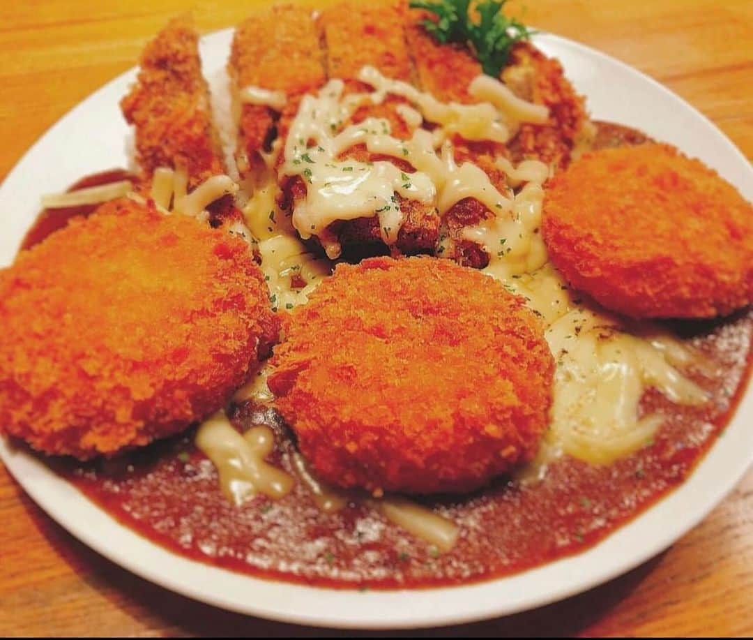 チキン南蛮カレーのルウ王子さんのインスタグラム写真 - (チキン南蛮カレーのルウ王子Instagram)「金曜日はカレーの日 カレー倶楽部ルウで テゲうまカレーを食べて 華麗なルウ週末を！  本日も たくさんのご来店 あルウがとうございます！ ★ ★ #都城テイクアウト #チキン南蛮カレー #都城ランチ #カレー #宮崎グルメ #都城カレー #カレー倶楽部ルウ #宮崎 #都城 #カレー好きな人と繋がりたい #宮崎ランチ #都城メンチ #チキン南蛮 #ミート券 #都城市プレミアム付スマイル商品券 #お持ち帰ルウ #都城カレーメンチ」10月27日 20時39分 - currynoprince