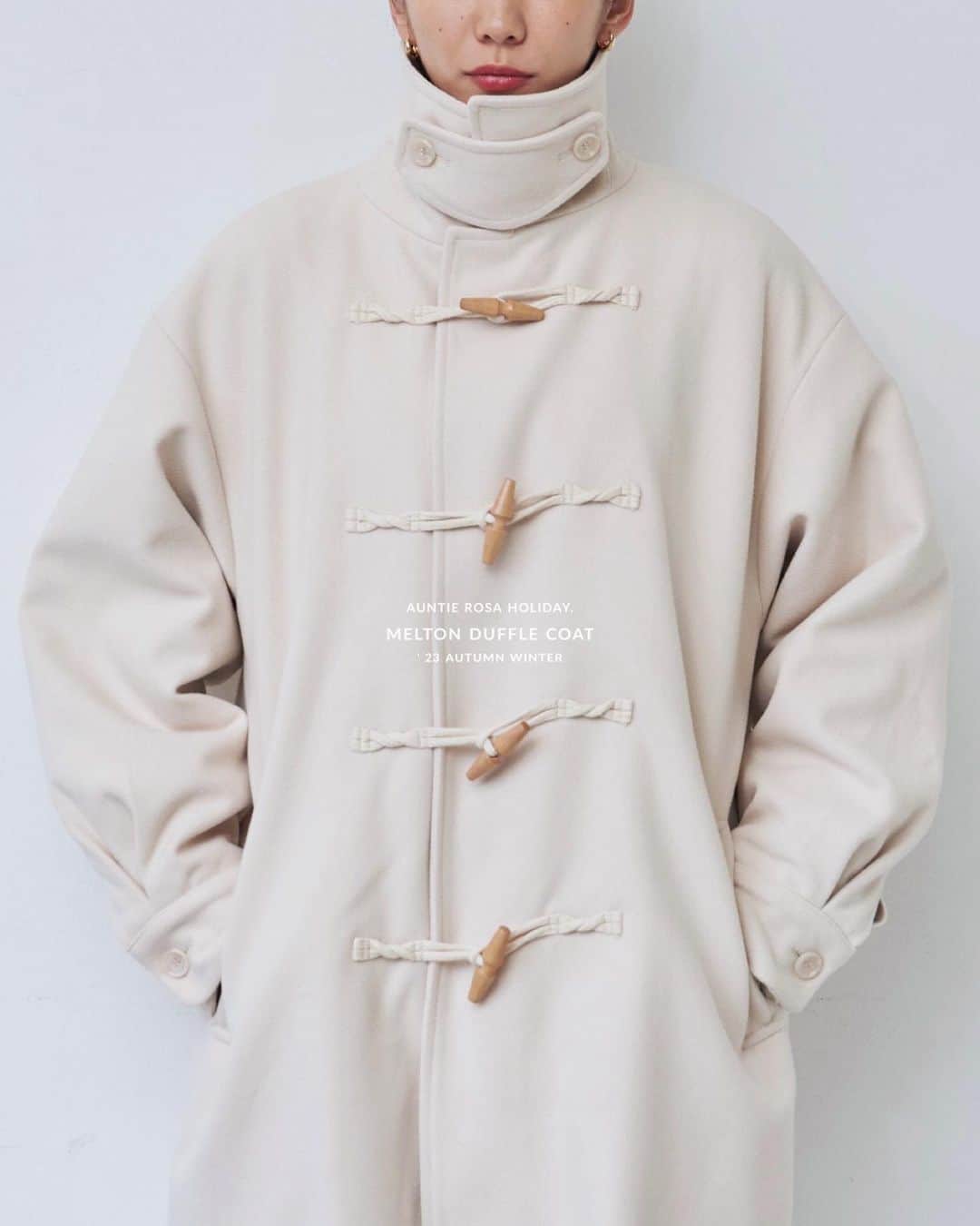 のインスタグラム：「✔︎new OUTER. 飽きのこない定番ダッフルコート。 スタンドネックでトレンド感をプラス◎ ㅤㅤ ━━━━━━━━━━━━━━━ ㅤ #メルトンダッフルコート price/¥7,920(tax in) color/ivory.navy.camel size/FREE ㅤㅤ ━━━━━━━━━━━━━━━ ㅤㅤ ※撮影環境の加工感により、実物と色味が異なる場合がございます。 実物に近い色味はZOZOTOWNページ内画像をご参照ください。  #auntierosa#arholiday#holiday#auntierosaholiday#アンティローザホリデー#ホリデー#アンティローザ#2023AW#zozotown#zozotown購入品#ファッション #ワンマイルコーデ #イエベ #ブルベ #秋コーデ #冬コーデ#シンプルコーデ#モードカジュアル #リラックス #リラックカジュアル #大人カジュアル #大人ファッション」