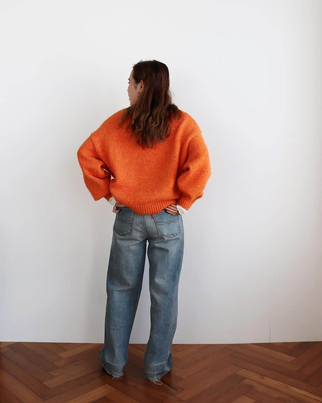 Ungrid staff snapさんのインスタグラム写真 - (Ungrid staff snapInstagram)「Ungridの持ってて間違いない大人気定番デニムをご紹介します☺️  @aki_ishikuro_ 166cm #ウエストデザインクラッシュデニム ブルー ¥23,100(tax in)  ウエストリメイクのデザインがUngridらしいデザインデニム。 裾までストンとまっすぐに落ちるシルエットが美脚見えするのが嬉しい😌見頃にはカジュアル見えのクラッシュデザインを施し裾もカットオフ仕様に。 全体的にハードウォッシュで加工感のあるヴィンテージライクに仕上げました！  @miyuu_suzuki_ 155cm #ハイウエストルーズストレートデニム ブルー/インディゴ 18,700(tax in)  ルーズなシルエットがポイントのやや太めなストレートデニム。 コシのあるコットンデニムを使用しているので、シルエットもきれいに見せられて、脚長効果も抜群です✨  欲しいと思ったらお気に入り登録を♡  ーーーーーーーーーーーーーーーーーーーーーーーーーーーー ☑︎商品詳細は製品タグ or TOPページURLよりチェック   » @Ungrid_staffsnap  #Ungrid #ungrid_official #ungriddenim #ungridコーデ #アングリッド #カジュアル #カジュアルコーデ #シンプル #シンプルコーデ #デニム #denim #リメイク #ルーズ #ラフ #デザイン #古着風 #ハイウエスト #used風 #骨格 #骨格ウェーブ #骨格ストレート #骨格ナチュラル #低身長 #高身長 #イエベ #ブルベ #秋 #冬」10月27日 20時41分 - ungrid_staffsnap