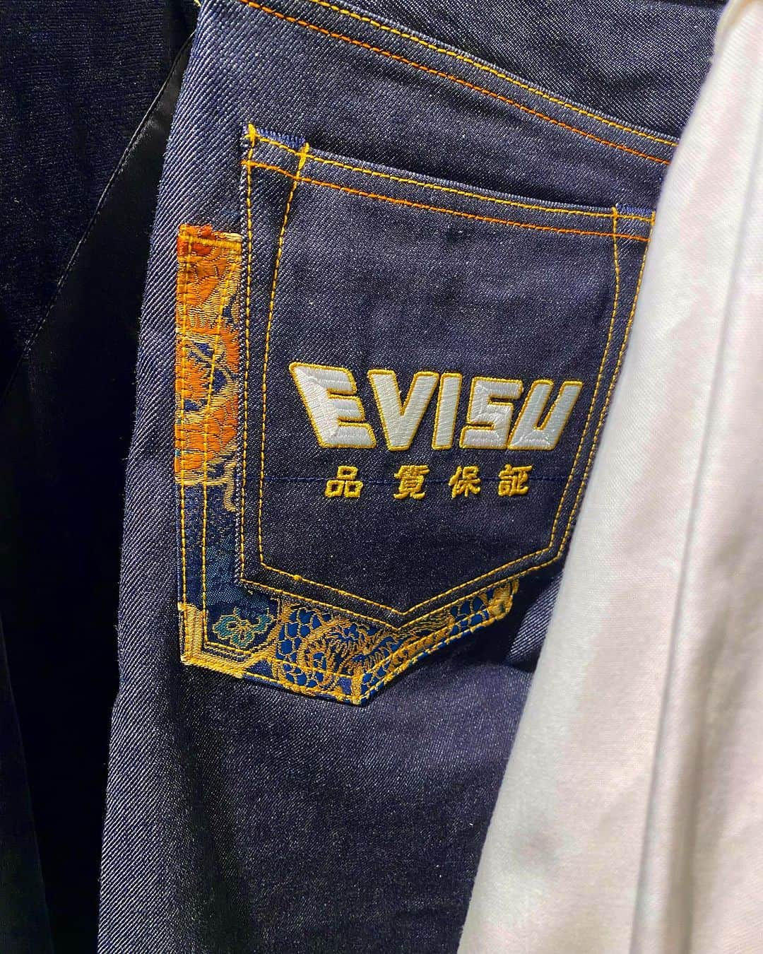 タイキさんのインスタグラム写真 - (タイキInstagram)「EVISU JEANS STORE OPENING PARTY ❤️‍🔥❤️‍🔥❤️‍🔥 @evisu1991 エビスジーンズが日本に再オープン‼️   VIP ROOMが真っ赤で素敵でした❤️  #evisujeans  #taikinoah」10月27日 20時41分 - taiki_jp