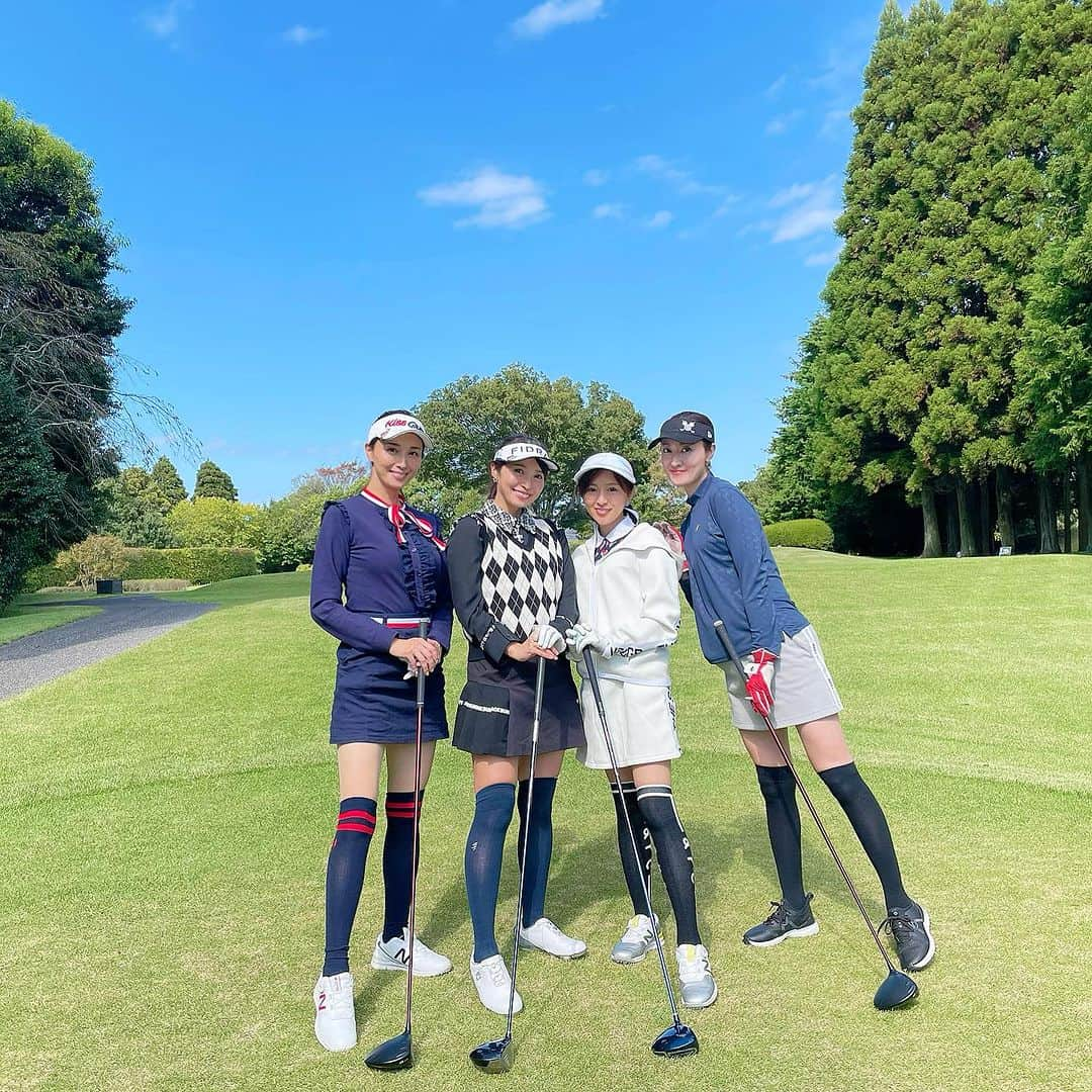 黒澤ゆりかのインスタグラム：「スポーツの秋ですよ🏌️‍♀️ お天気にも恵まれたゴルフ⛳️ この日、バンカーからバンカーへ吸い込まれるバンカー地獄でスコアはボロボロだけど笑 エンジョイゴルフでとっても楽しかったなぁ☺️🙌 飛距離はでるから本当あとはアプローチあたり😂 練習きらいだけど練習だなぁ笑  眼福にもなったラウンドでした😘笑  #スポーツの秋 #golf  #ゴルフ　 #ゴルフ女子」