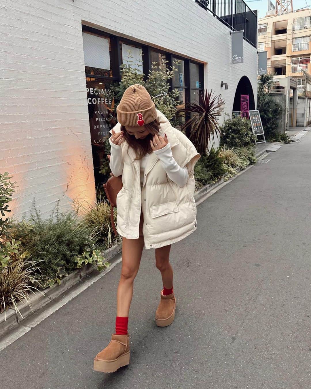 ✷kana✷さんのインスタグラム写真 - (✷kana✷Instagram)「今日のふく☕️  ボリュームベストは何着か持ってるけど 今年はオーバーショルダーのデザインがカワイイ🥰  @su_do___   ❤️🤎🤍  #tokyo#tokyostyle#looks#koreanfashion#streetstyle#uggseason#ugg#데일리룩#룩북#여름코디#시부야카페#데이트룩#150cmコーデ#pr」10月27日 20時43分 - xxkana513xx