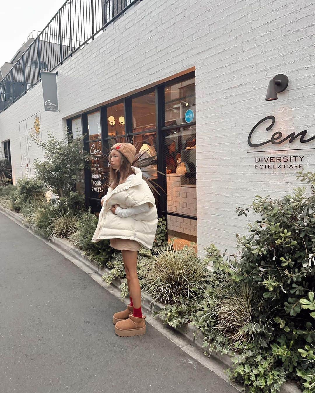 ✷kana✷さんのインスタグラム写真 - (✷kana✷Instagram)「今日のふく☕️  ボリュームベストは何着か持ってるけど 今年はオーバーショルダーのデザインがカワイイ🥰  @su_do___   ❤️🤎🤍  #tokyo#tokyostyle#looks#koreanfashion#streetstyle#uggseason#ugg#데일리룩#룩북#여름코디#시부야카페#데이트룩#150cmコーデ#pr」10月27日 20時43分 - xxkana513xx