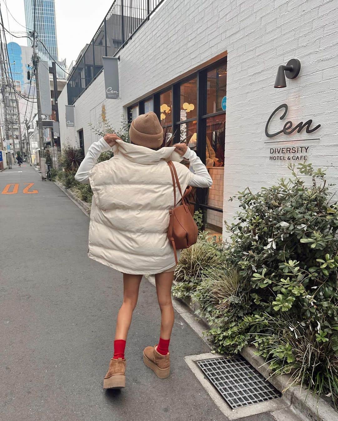 ✷kana✷さんのインスタグラム写真 - (✷kana✷Instagram)「今日のふく☕️  ボリュームベストは何着か持ってるけど 今年はオーバーショルダーのデザインがカワイイ🥰  @su_do___   ❤️🤎🤍  #tokyo#tokyostyle#looks#koreanfashion#streetstyle#uggseason#ugg#데일리룩#룩북#여름코디#시부야카페#데이트룩#150cmコーデ#pr」10月27日 20時43分 - xxkana513xx