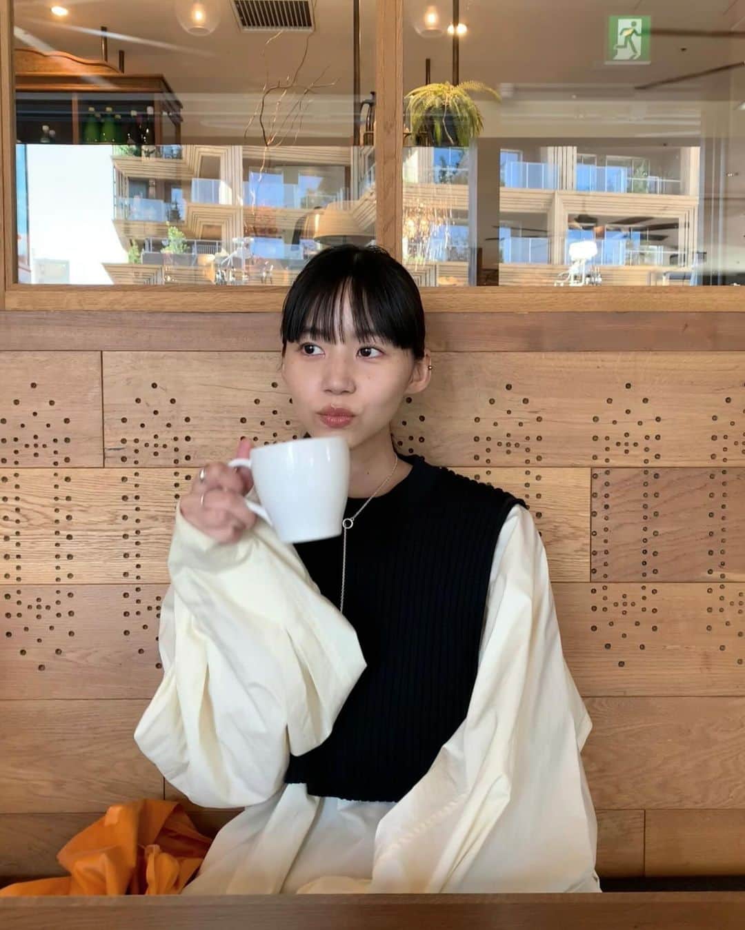Shiho Sasakiのインスタグラム：「☕️☀️ この後、 白ブラウスにミートソース飛ばした。。  #outfit_shiho #ファッション #コーディネート #今日のコーデ #今日のファッション #大人カジュアル #モードカジュアル #カフェコーデ」