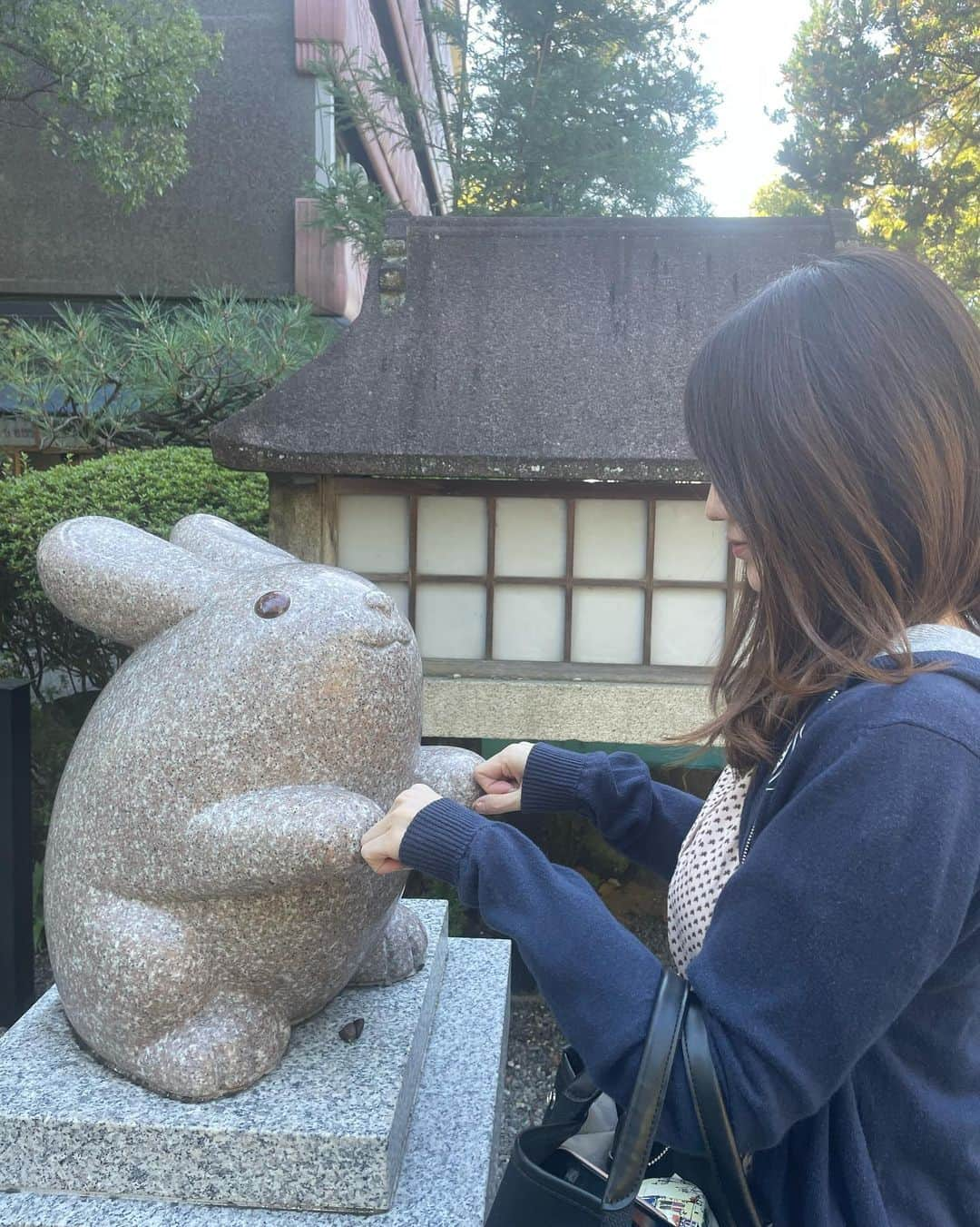 にゃんさんゴルフさんのインスタグラム写真 - (にゃんさんゴルフInstagram)「🐇グータッチ✊🐰  うさぎさんが沢山いる神社⛩️  #卯年#岡崎神社#京都神社 #グータッチ」10月27日 20時45分 - miiiii0228