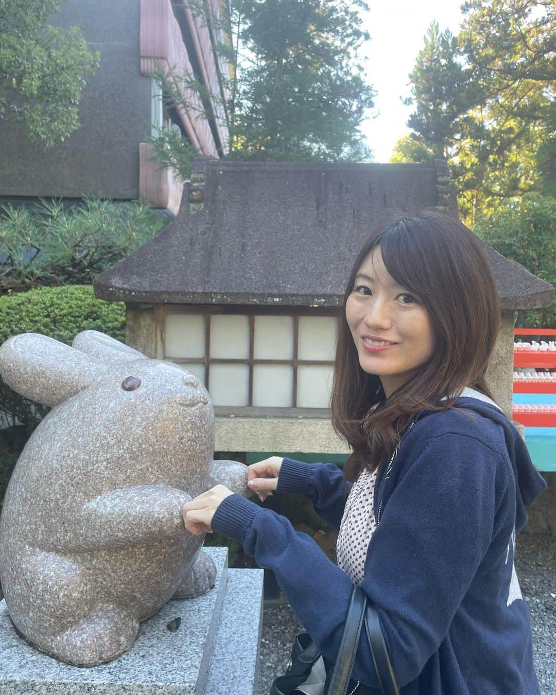 にゃんさんゴルフのインスタグラム：「🐇グータッチ✊🐰  うさぎさんが沢山いる神社⛩️  #卯年#岡崎神社#京都神社 #グータッチ」