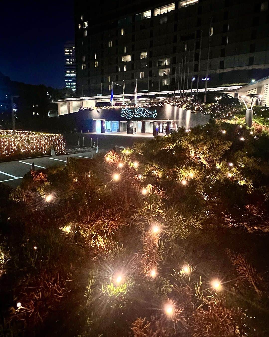 ホテル ニューオータニさんのインスタグラム写真 - (ホテル ニューオータニInstagram)「【Our Winter Illumination ✨ starts today.／本日よりスタート💫ウィンターイルミネーション✨】  The illumination which follows the hotel's perimeter has started today.  The total length of the illumination is nearly 10 km, and contains 130,000 lights that will envelop the hotel, making it one of the largest winter illuminations of any hotel in Tokyo.  As well, to get into the holiday spirit for the upcoming Christmas season, 30 Christmas trees of various sizes are scheduled to appear sequentially throughout the hotel’s grounds.  Come to the New Otani  and feel the true holiday spirit.  For more information, tap the "Christmas" link from the URL in the @hotelnewotanitokyo's profile👆.  本日よりホテル外周のイルミネーションがスタートしました。  総延長約10㎞、13万球のイルミネーションが包み込む、都内ホテル最大級のウィンターイルミネーションです。  これからのクリスマスシーズンに向けて、敷地内に大小30のクリスマスツリーも順次登場予定です。  ひと足先にホリデー気分を感じにいらしてください。  ◇詳細は @hotelnewotanitokyo プロフィールのURLより、「CHRISTMAS」リンクをタップ👆  🌟Winter Illumination Period  Hotel perimeter illumination: October 27, 2023 (Fri.) - February 29, 2024 (Thu.) <planned> Main tree: November 10, 2023 (Fri.) - December 25, 2023 (Mon.) <planned>. Time 16:00 - 26:00 *Vary according to location This holiday cheer is presented gratis!   🌟ウィンターイルミネーション 期間 ホテル外周イルミネーション：2023年10月27日（金）～ 2024年2月29日（木）＜予定＞ メインツリー：2023年11月10日（金）～12月25日（月）＜予定＞  時間 16:00～26:00 * 場所により異なります 料金 鑑賞無料 場所 ホテル敷地内  #イルミネーション #クリスマスツリー #クリスマス #クリスマスイブ #クリスマスケーキ #クリスマスディナー #クリスマスパーティ #christmas #xmas #ホテル #東京ホテル #ホテルステイ  #ホテルニューオータニ #ニューオータニ #hotelnewotani #newotani  #tokyo #japan #tokyotrip  #tokyotravel #tokyohotel #hotelstay #virtualtour #forbestravelguide #futuretravelguide #thepreferredlife」10月27日 20時56分 - hotelnewotanitokyo