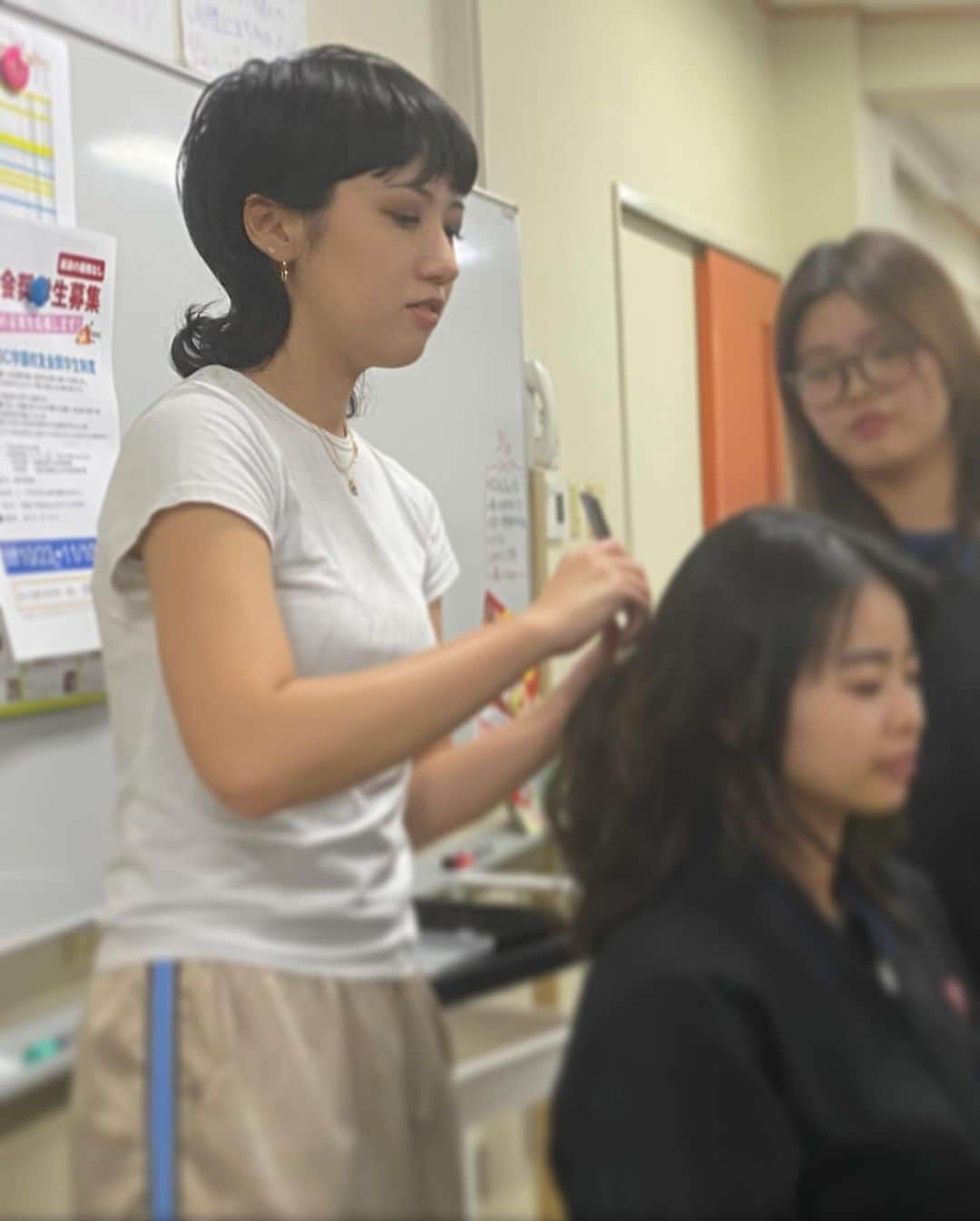 Bmodeのインスタグラム：「今月、卒業生をB’modeに迎え、特別授業を行いました。 ゲストは特殊ヘアで有名な卒業生（13期生）仲宗根鞠乃さん。 プロのテクニックを学生の前で披露してくれました。  第一線で活躍するスタイリストによるわかりやすいレクチャー、確かな技術を間近で見ることができ、とても貴重な経験になりました。 レクチャーを受けた後は、全員でヘアアレンジにチャレンジ！ B’modeでは、このように実践力を身につけていくコラボ授業があります。  また、先輩からの就職活動アドバイスも参考になったようで、みんな真剣な表情で聞き入っていました。 鞠乃さん、お忙しい中、ありがとうございました！  #美容学校 #美容専門学校 #ビーモード #ビューティーモードカレッジ #bmode #沖縄 #KBC学園 #美容 #トータルビューティ#専門学生 #沖縄美容学校　#美容学生 #沖縄美容 #美容国家資格 #美容師」