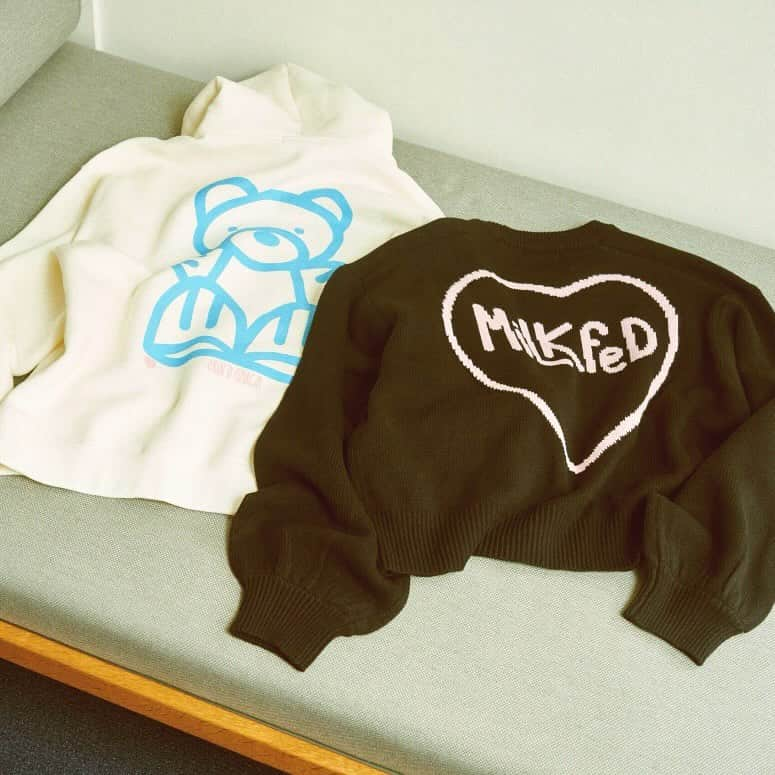 MILKFED.のインスタグラム：「MILKFED. × Erin D. Garcia 10/27(FRI) RELEASE!!   ロサンゼルスを拠点に活動するアーティスト「エリン・D・ガルシア」とのコラボレーションアイテムが10/27(金)より発売。   本コラボレーションでは、彼のアイコンであるキャッチーでカラフルなアートデザインを基に書き下ろされた、全4種類のアイテムがラインナップ。   ⁡ ・MILKFED.×ERIN D. GARCIA SWEAT HOODIE（OFFWHITE,CHACOAL）￥9,900   ・MILKFED.×ERIN D. GARCIA KNIT TOP（BLACK,ASH）￥11,000   ・MILKFED.×ERIN D. GARCIA HAT（WHITE,BLACK）￥7,150   MILKFED.×ERIN D. GARCIA BIG TOTE（WHITE,BLACK）￥6,050 ⁡ ⁡ 【発売店舗】 ・MILKFED.店舗 ・MILKFED.取り扱い店舗 ・WEB STORE calif ・ZOZOTOWN ※詳しくはHPのSTORE一覧をご覧下さい。  ⁡ 【Erin D. Garcia】 @erindgarcia  1979年生まれ、ミシシッピ州ジャクソン出身。ロサンゼルスに移住後、ハンドメイドのZINEを路上で販売し、フリーランスとしてStussyやAmerican Institute of Architectsのデザインを手がける。 2012年に初の個展を開催。その後、サンフランシスコとロンドンで個展を行い、アメリカ・パームスプリングスでは初の大規模な壁画を制作する。 これまでに、東京、香港、ベルリン、マイアミ、アトランタ、ニューヨーク、ロサンゼルスでの作品展示、また、パルスアートフェア、Facebook、Oakley、Stadium Goods、Adidas、Beams、United Arrows、Ace Hotels、Ginza Six、Vans、西武そごう、Moogのインスタレーションやプロジェクトにも参加している。 彼の作品は、植物や花、リズミカルな図形、カラフルなグラデーションで構成され、形、色、プロセスを楽しく探求し、私たちの抽象化能力と具体性を求める感覚的欲求が交差または対立する場所を探っていく。 ⁡ ⁡ ⁡ #milkfed #milkfedjp #ミルクフェド #erindgarcia #エリンディーガルシア #ニット #パーカー #スウェット #ハット #トートバッグ #アート #アーティストコラボ」